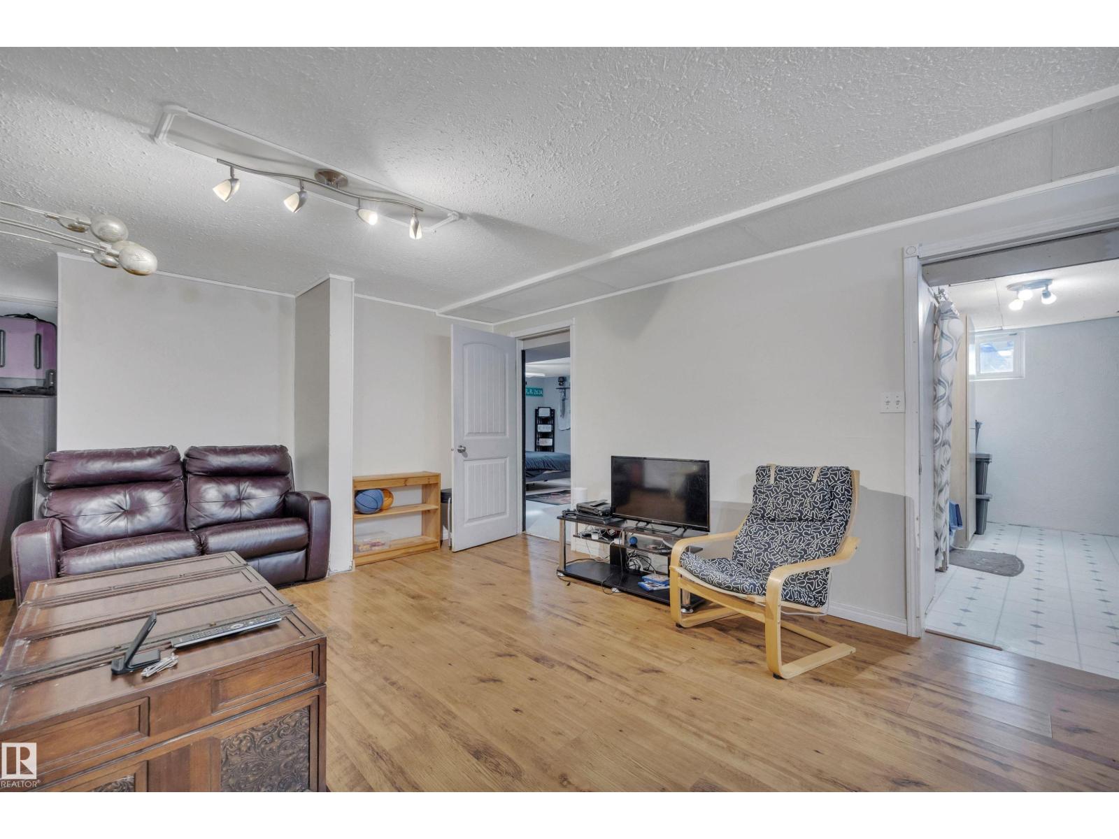 5411 44 Ave - 30