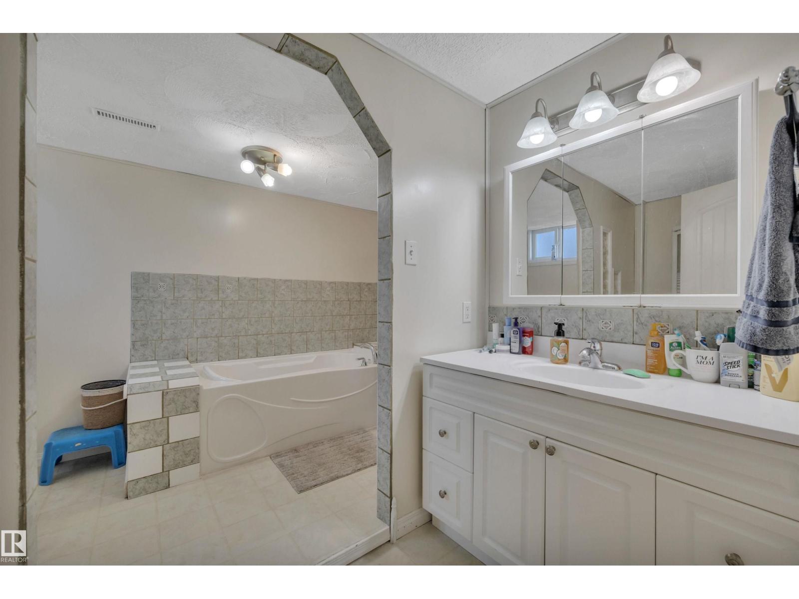 5411 44 Ave - 34