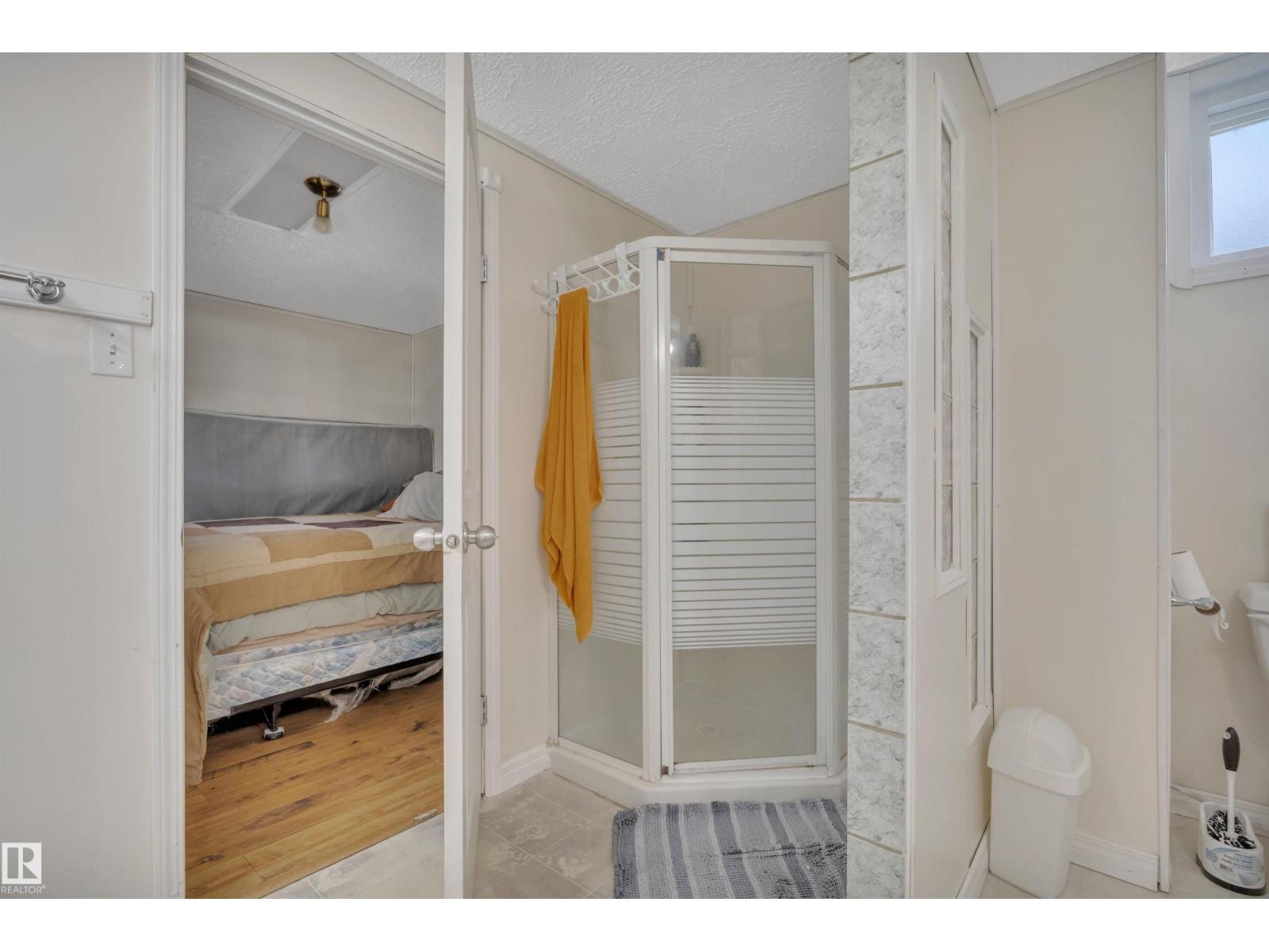 5411 44 Ave - 35
