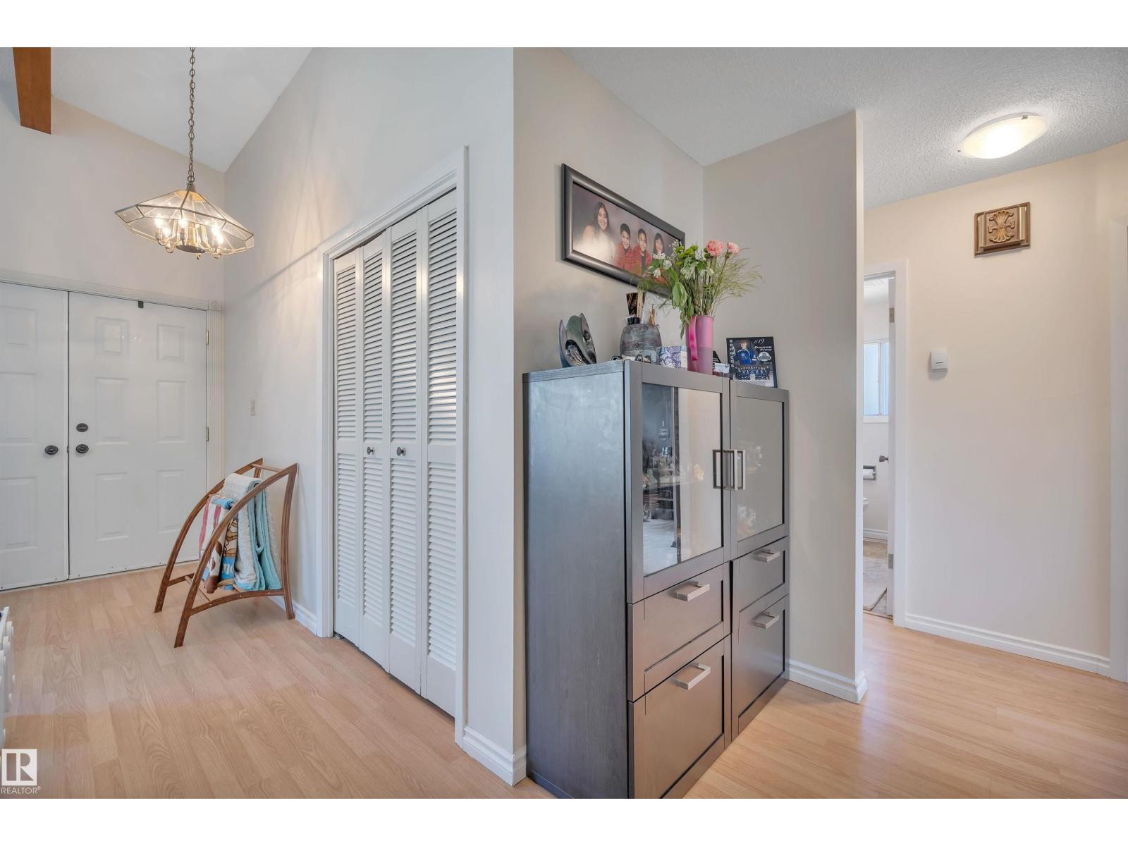 5411 44 Ave - 4