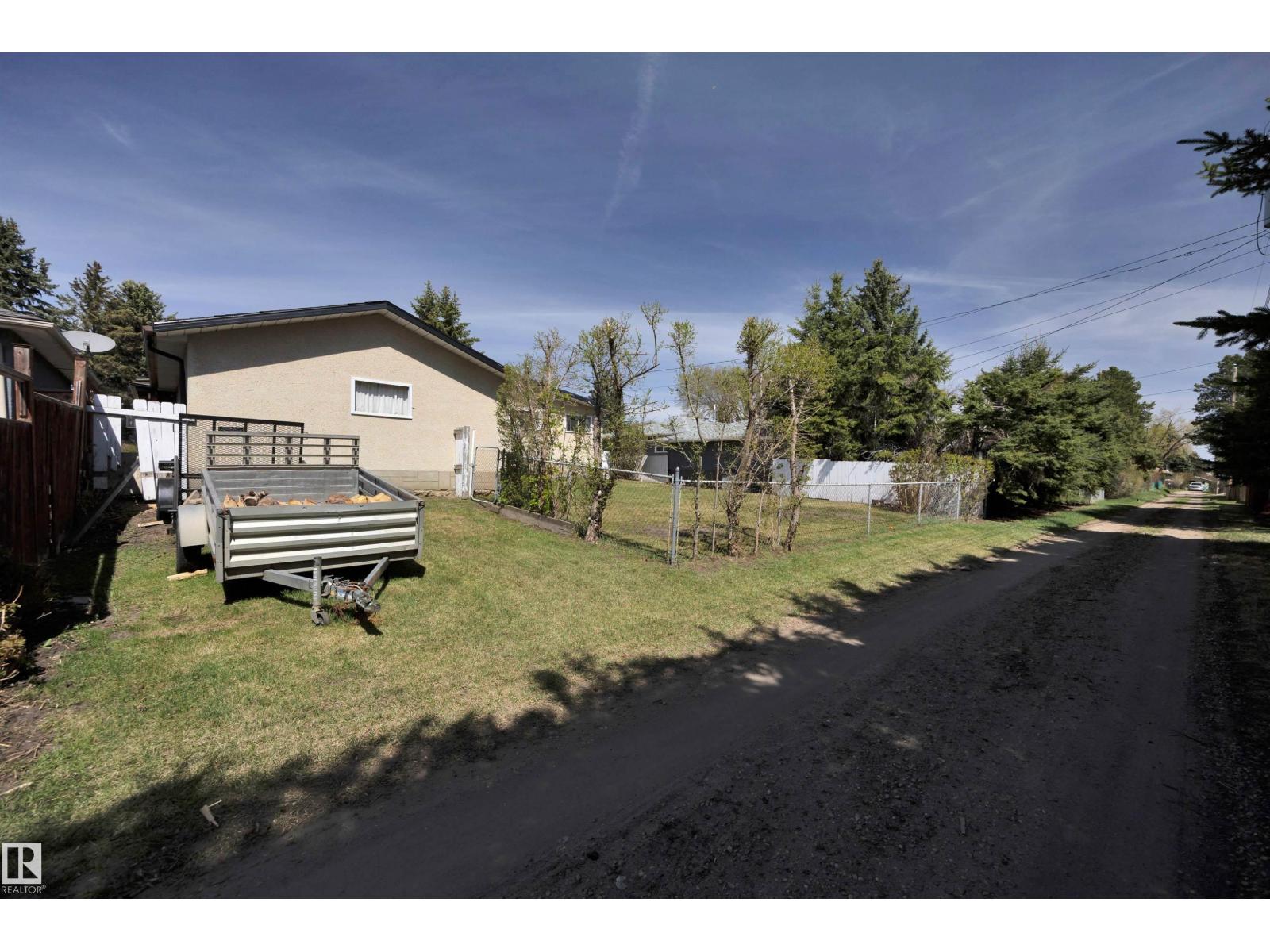 5411 44 Ave - 42