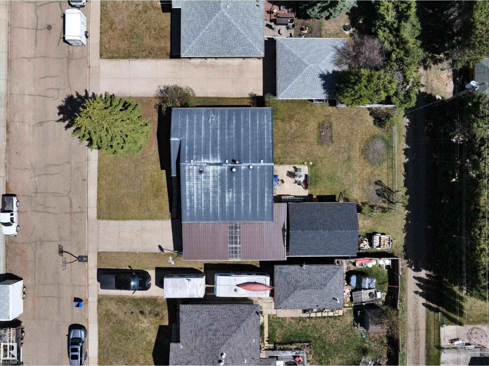 5411 44 Ave - 44