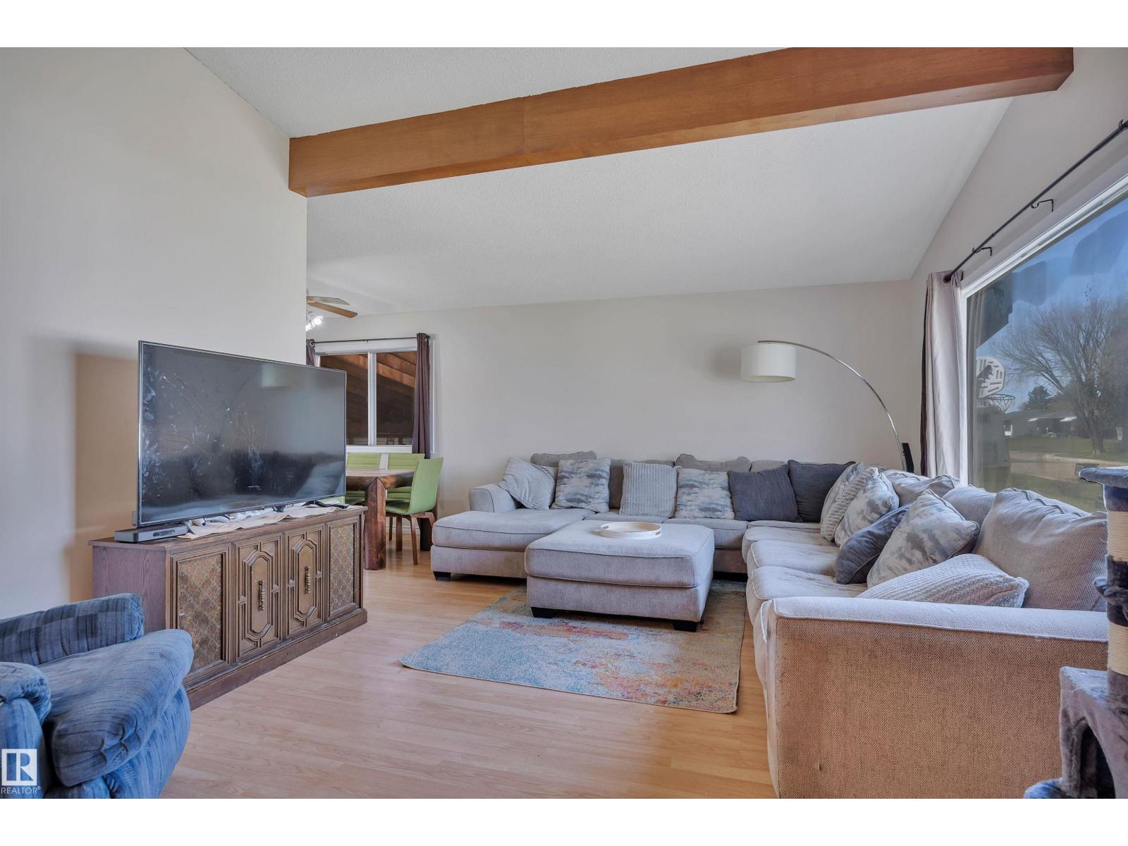 5411 44 Ave - 6