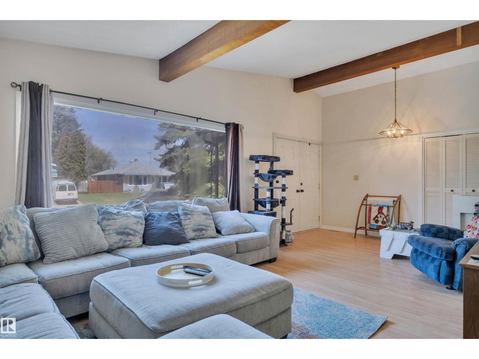 5411 44 Ave - 7