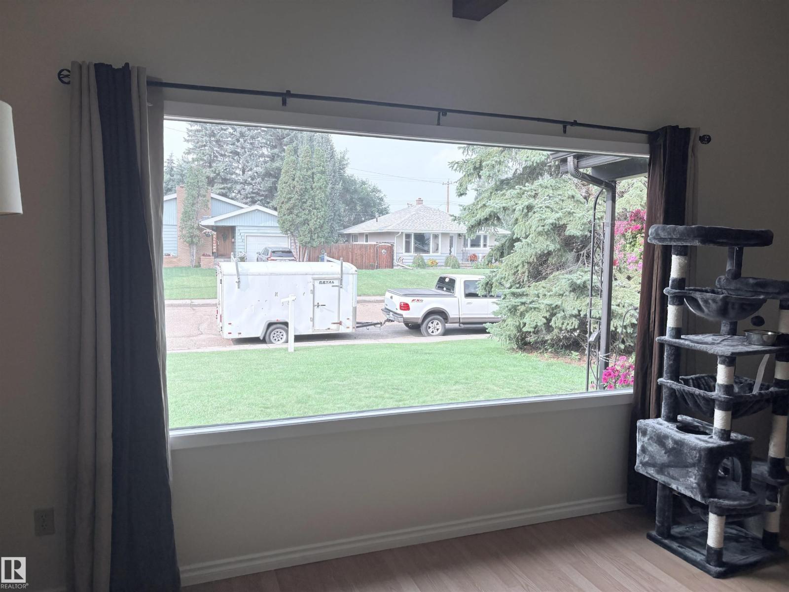 5411 44 Ave - 8