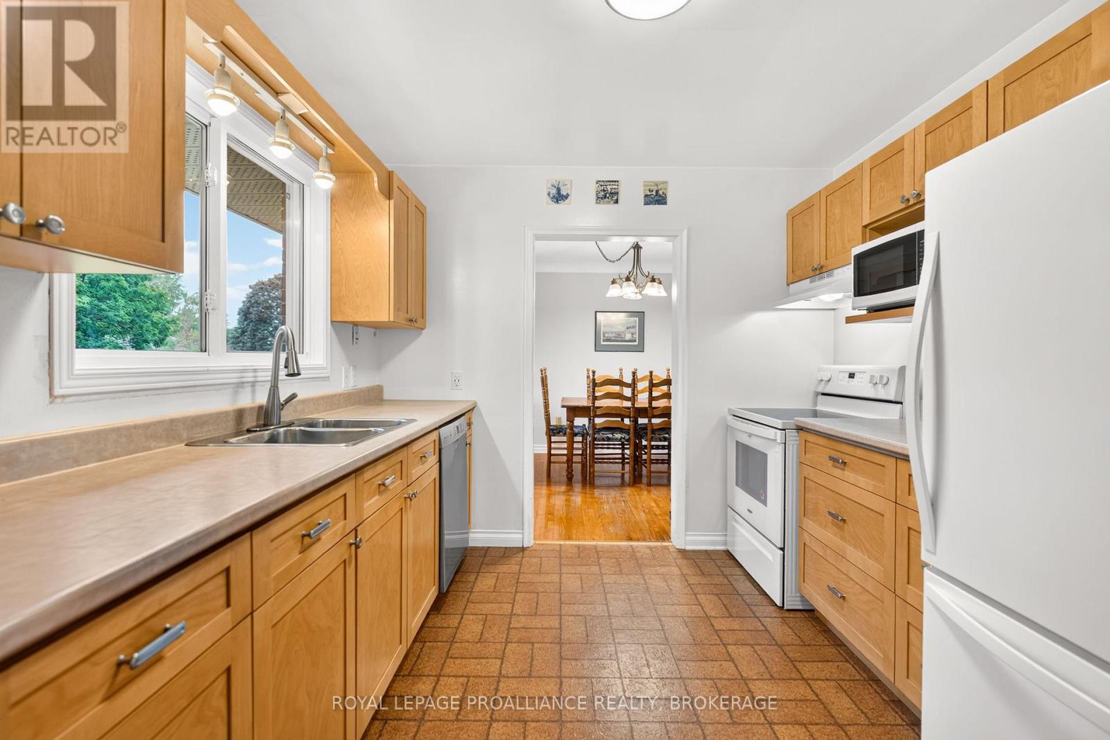 34 SHERWOOD AVENUE - 10