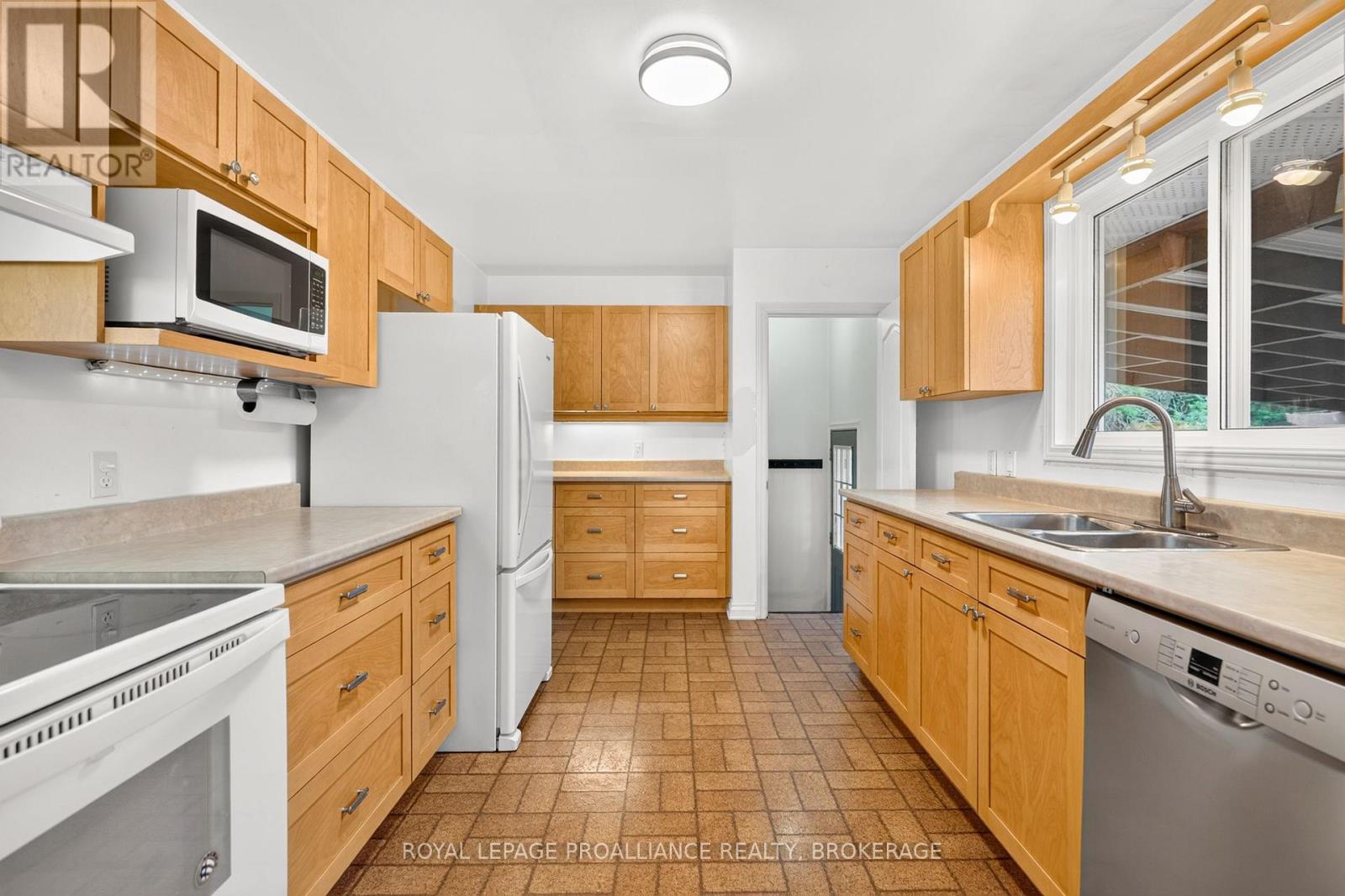 34 SHERWOOD AVENUE - 11
