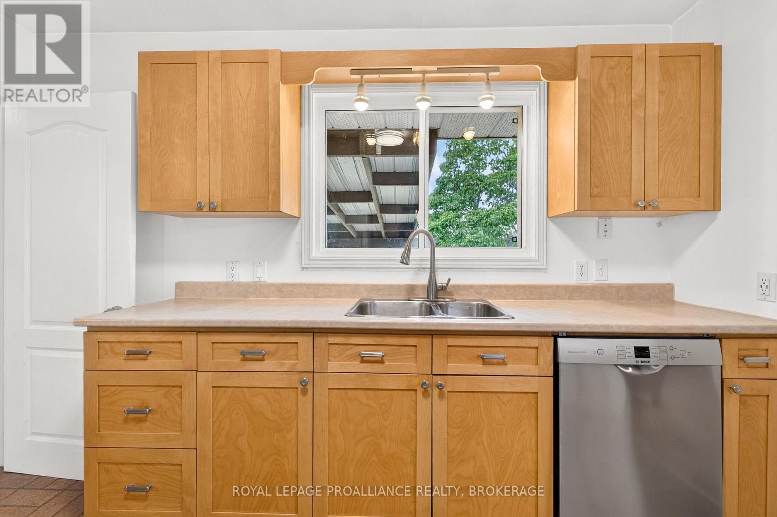 34 SHERWOOD AVENUE - 12