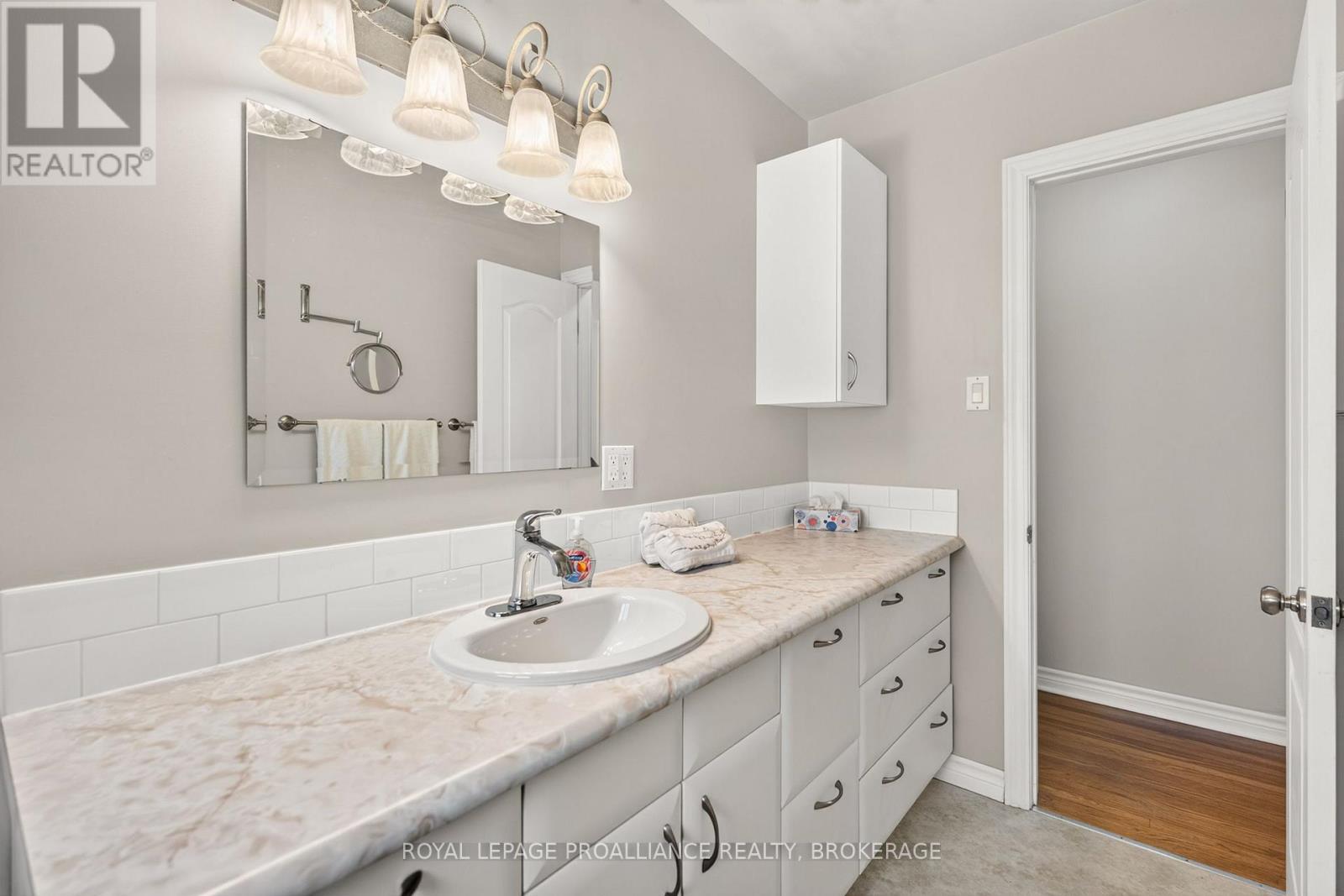 34 SHERWOOD AVENUE - 18