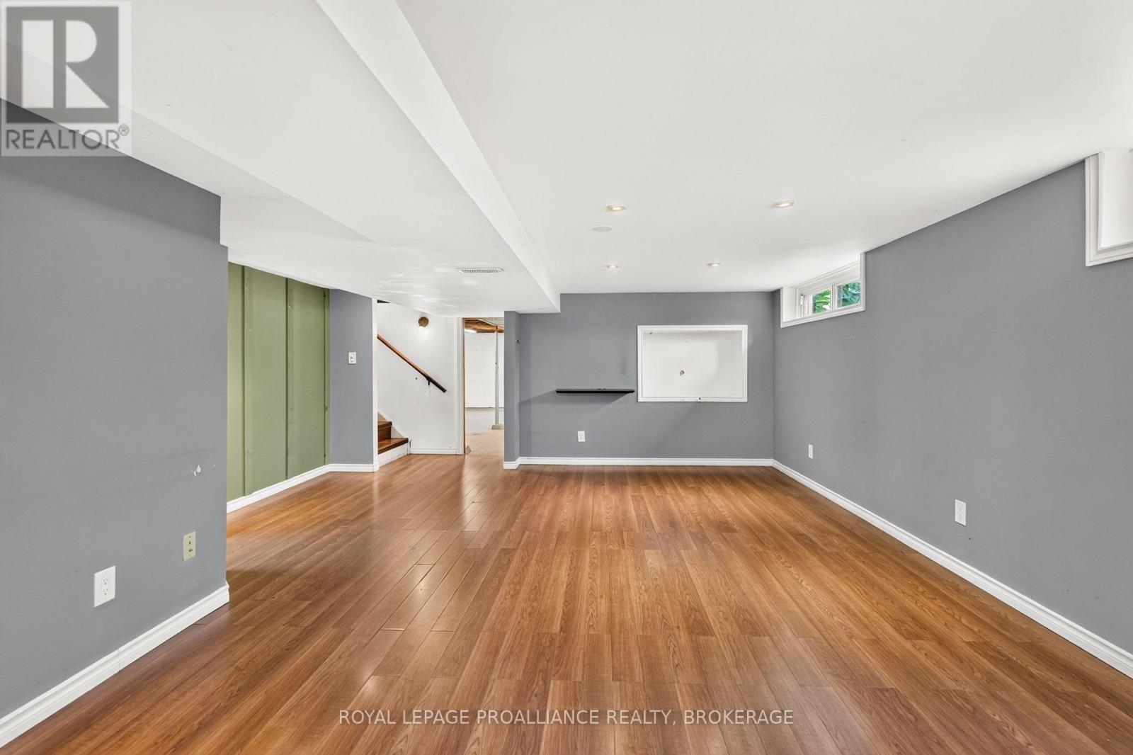 34 SHERWOOD AVENUE - 24
