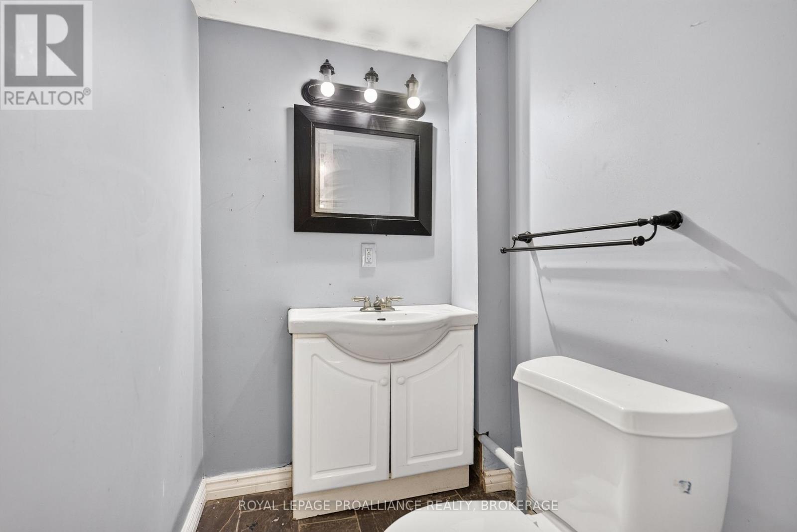 34 SHERWOOD AVENUE - 30