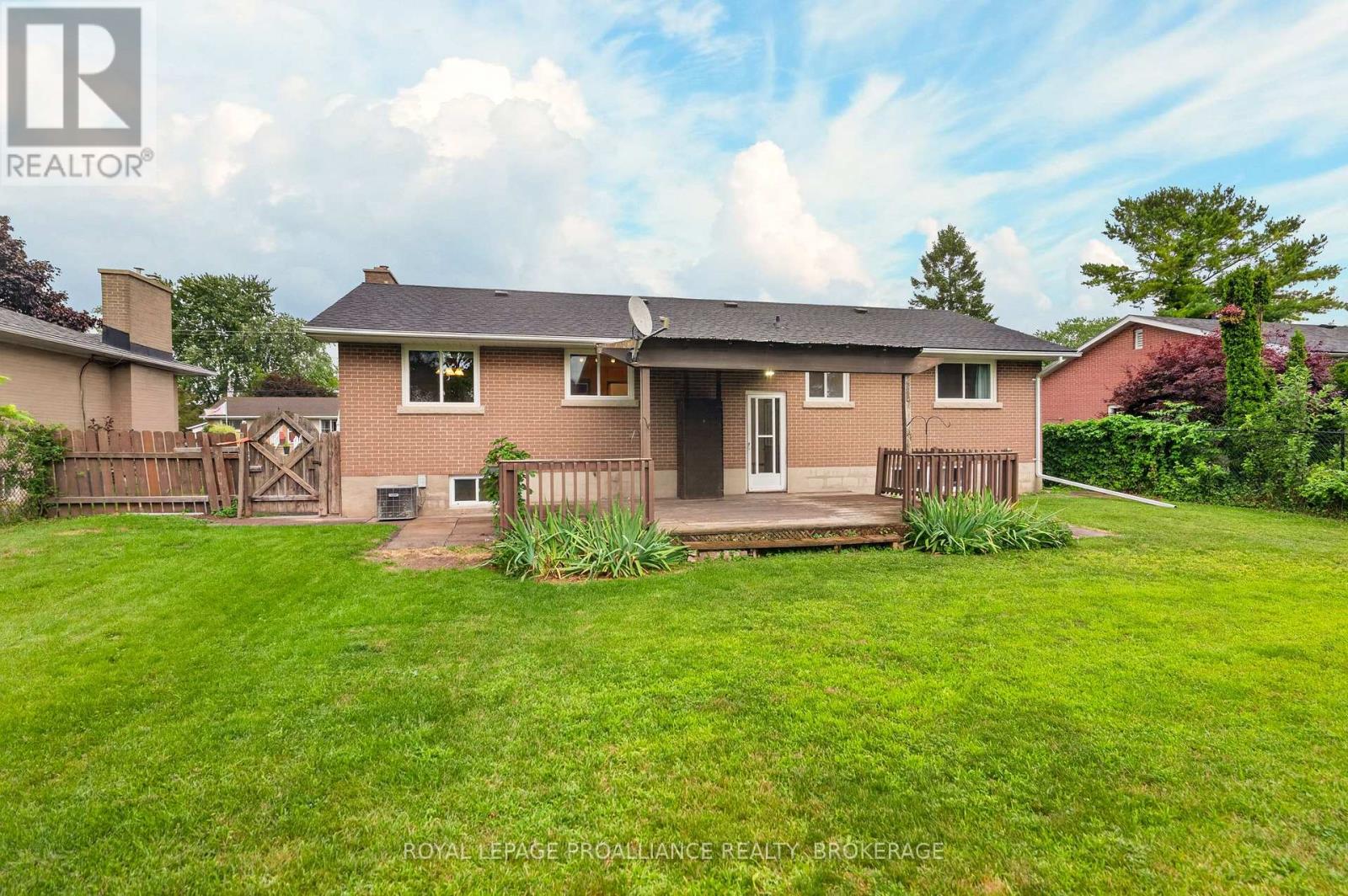 34 SHERWOOD AVENUE - 32