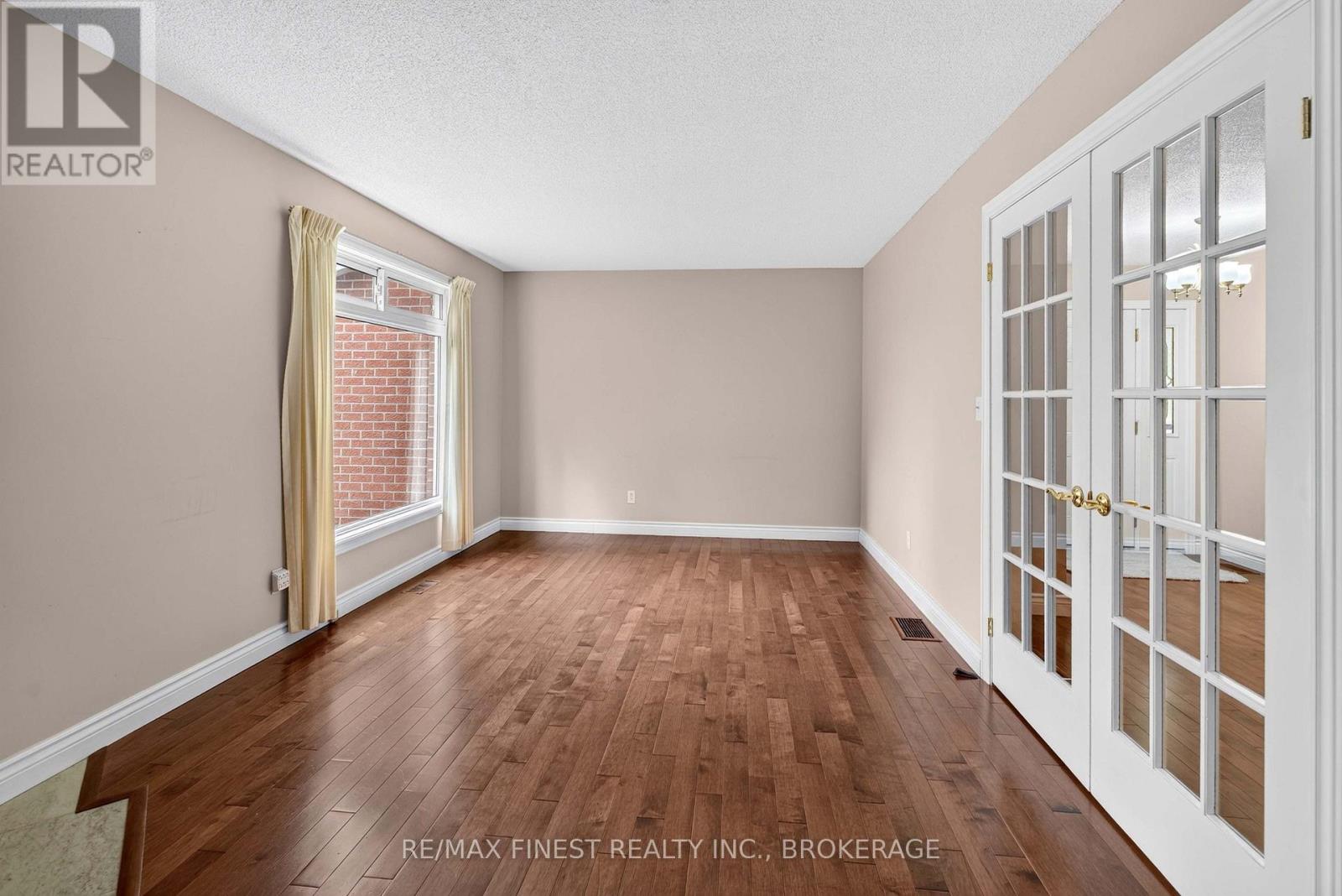 886 BRIDLE PATH CRESCENT - Image 11