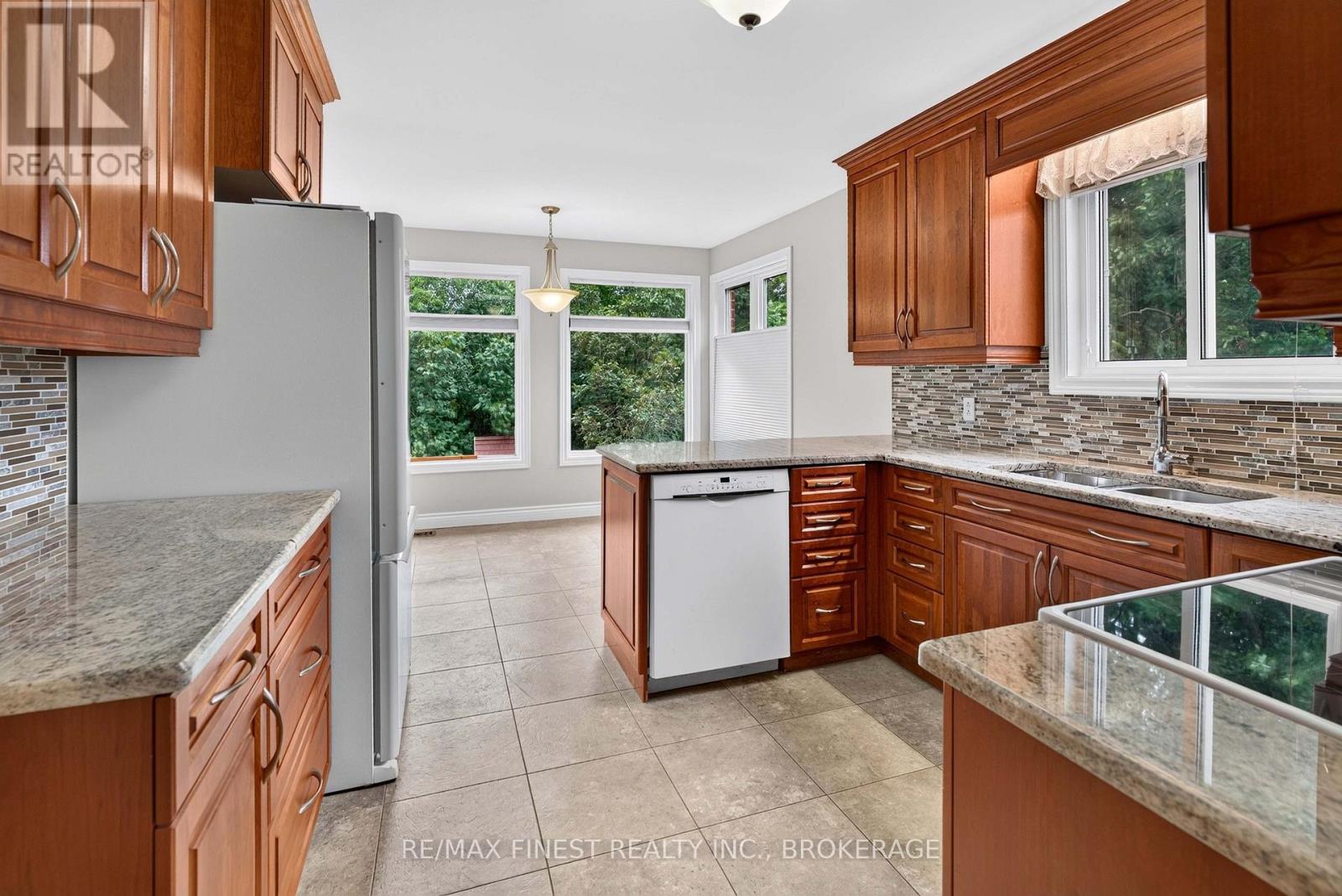 886 BRIDLE PATH CRESCENT - Image 15