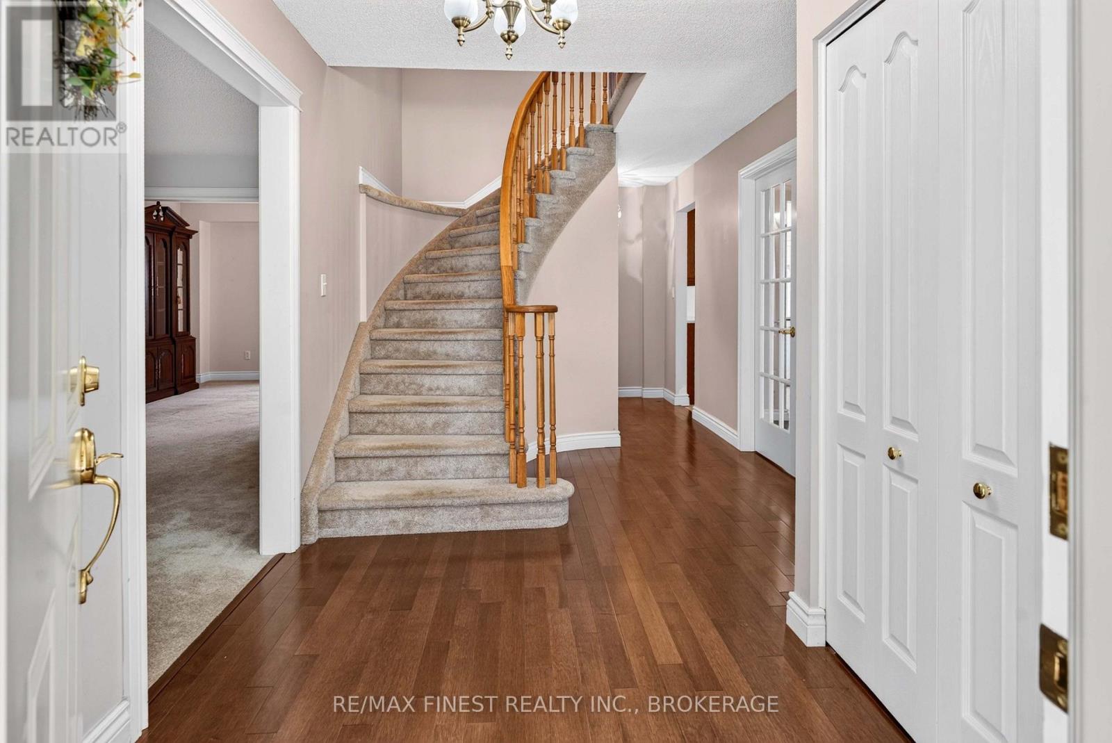 886 BRIDLE PATH CRESCENT - Image 4