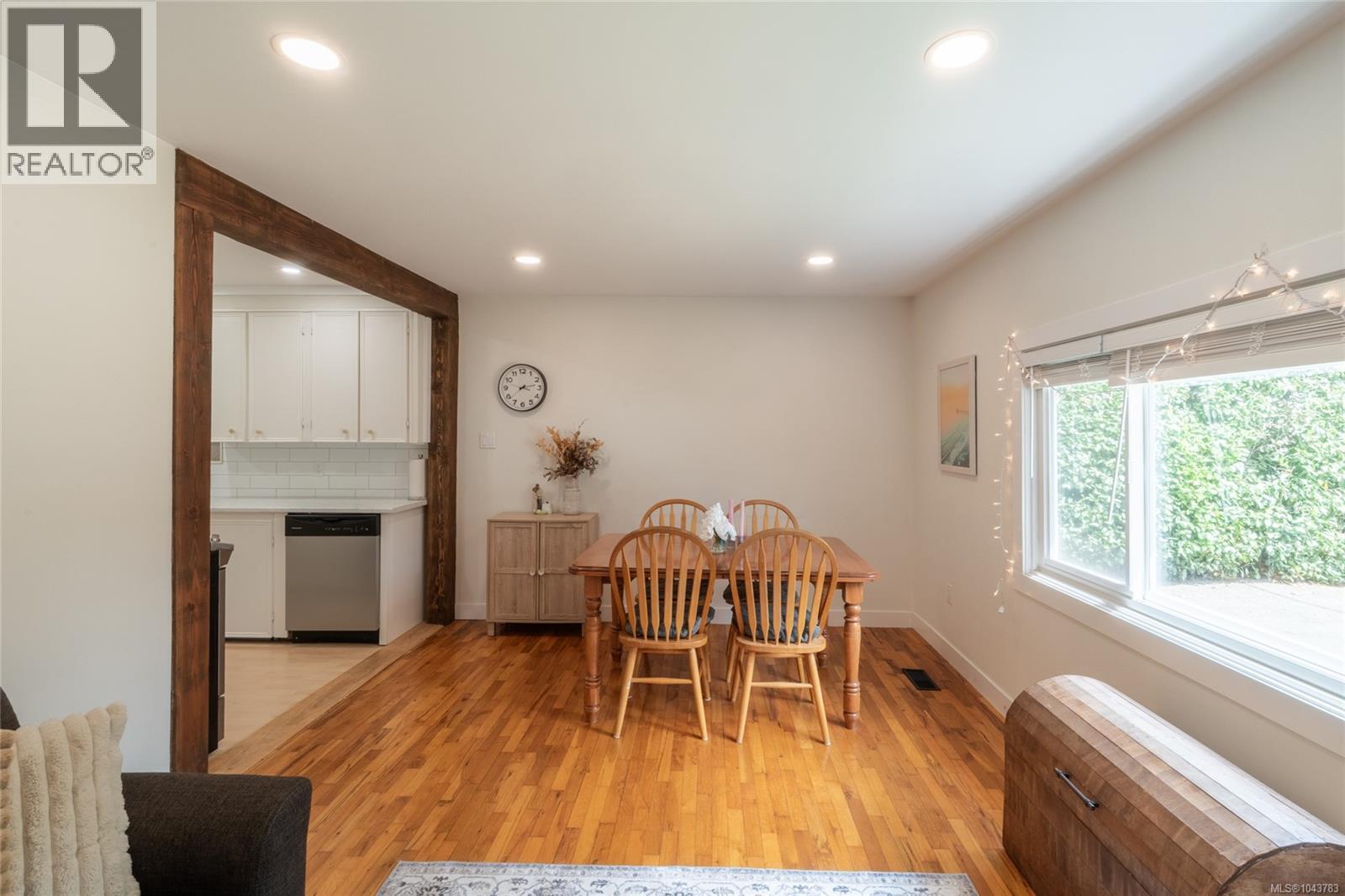 5933 Deuchars Dr - 4