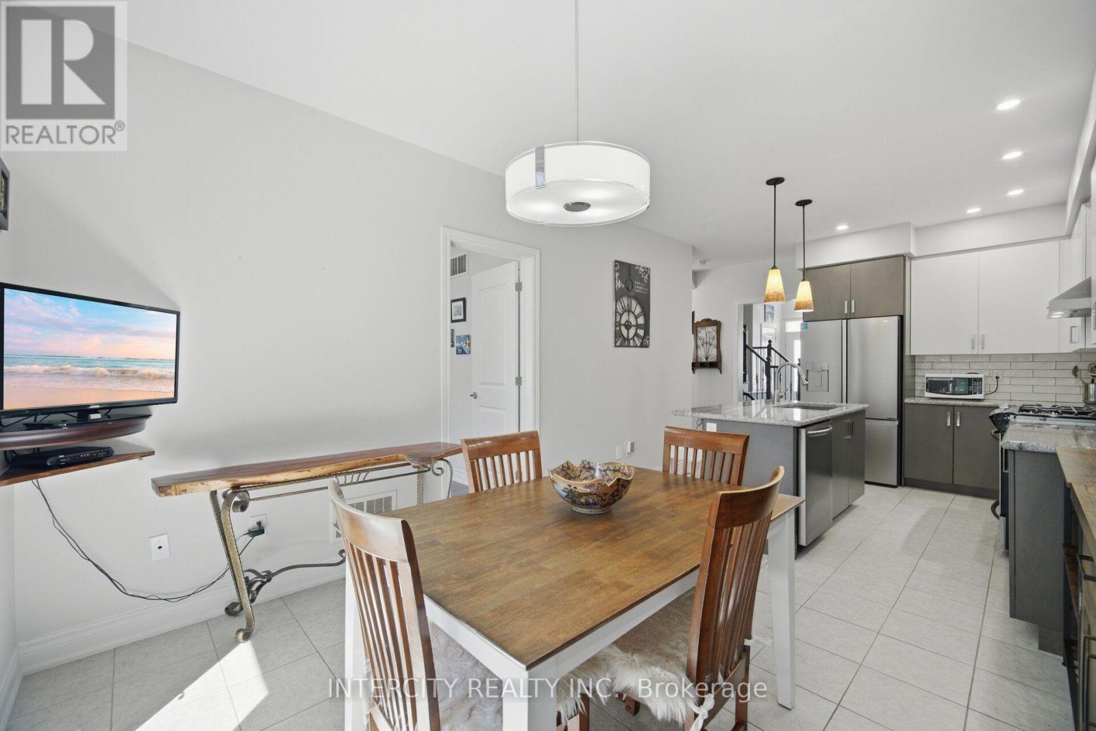 4 PETERSEN PLACE - 18