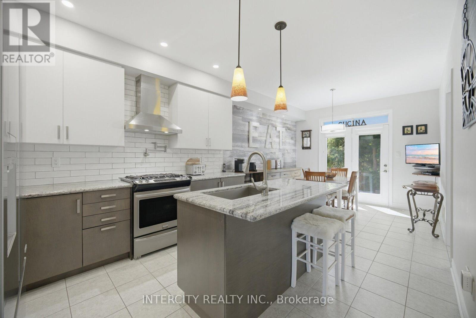 4 PETERSEN PLACE - 15