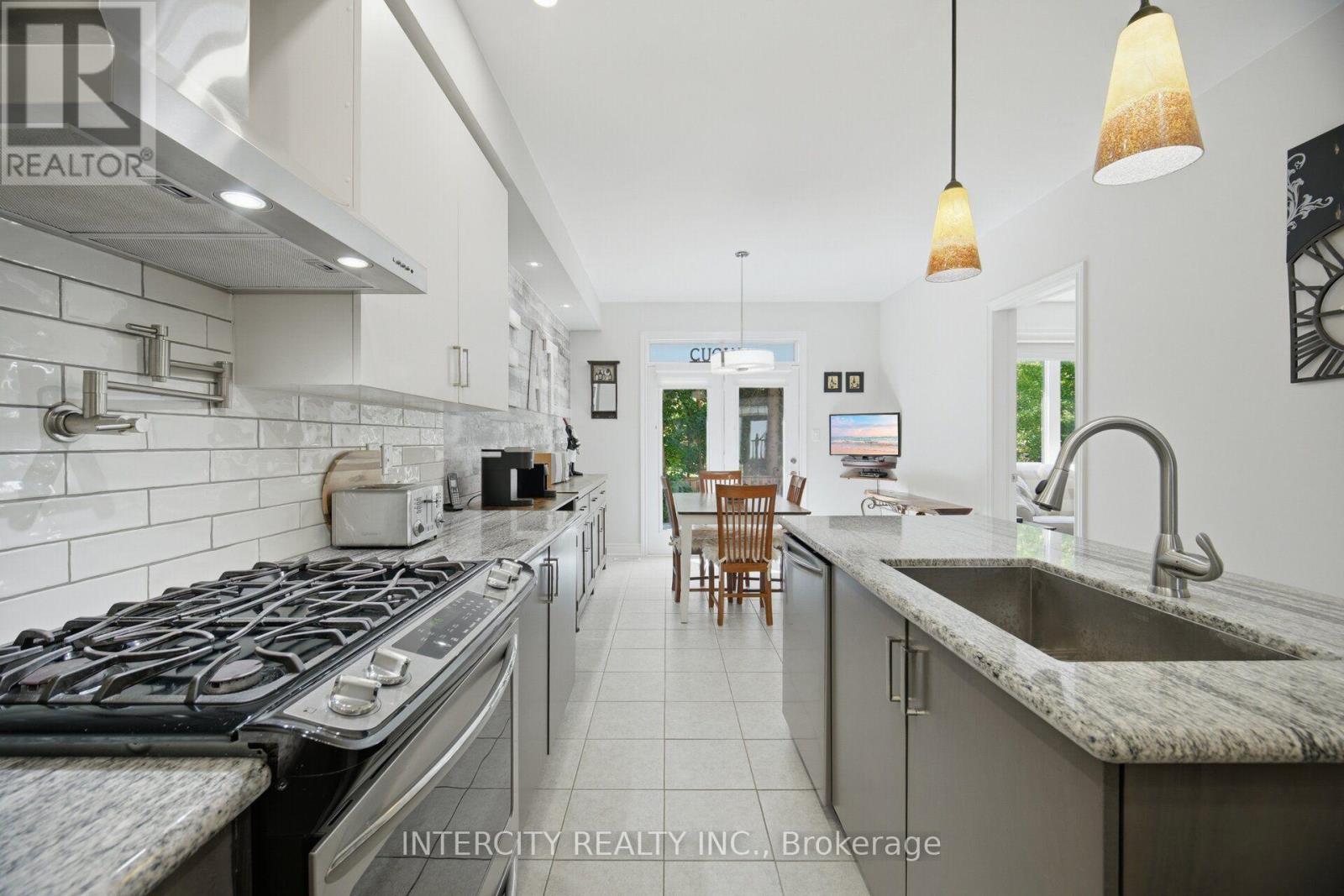 4 PETERSEN PLACE - 16