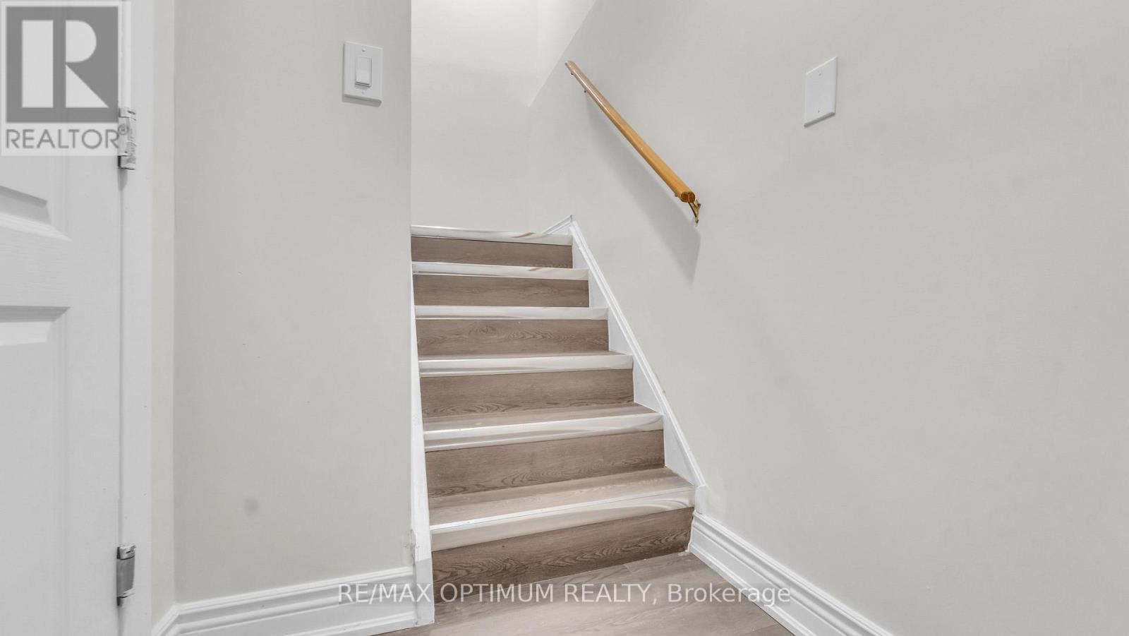 4 LAWNVIEW COURT - 32