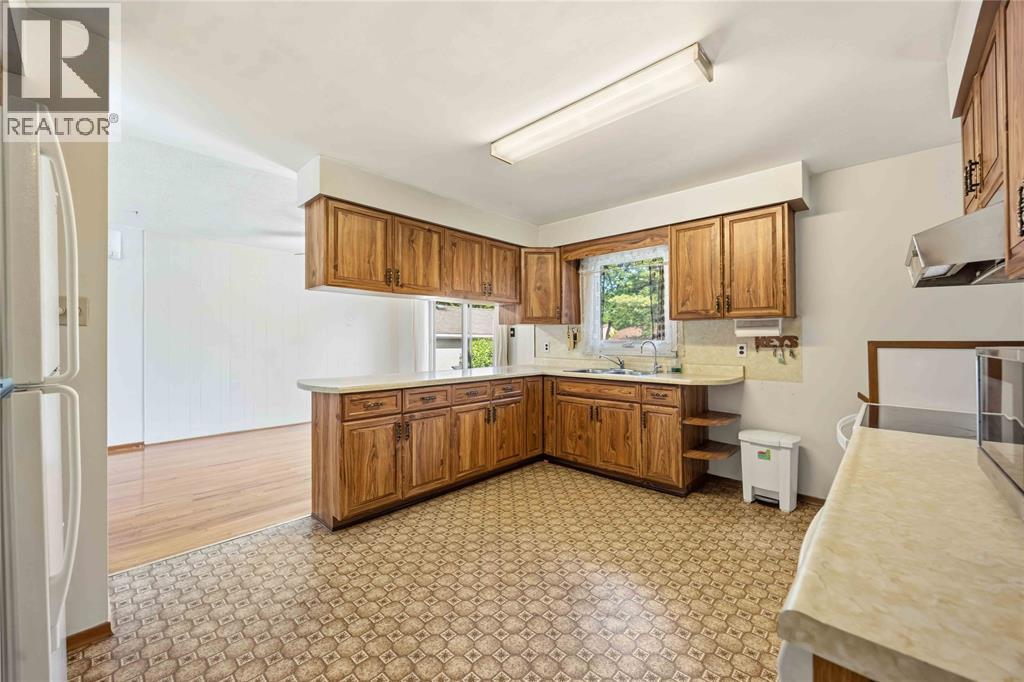 824 CHARLESWORTH DRIVE - 11