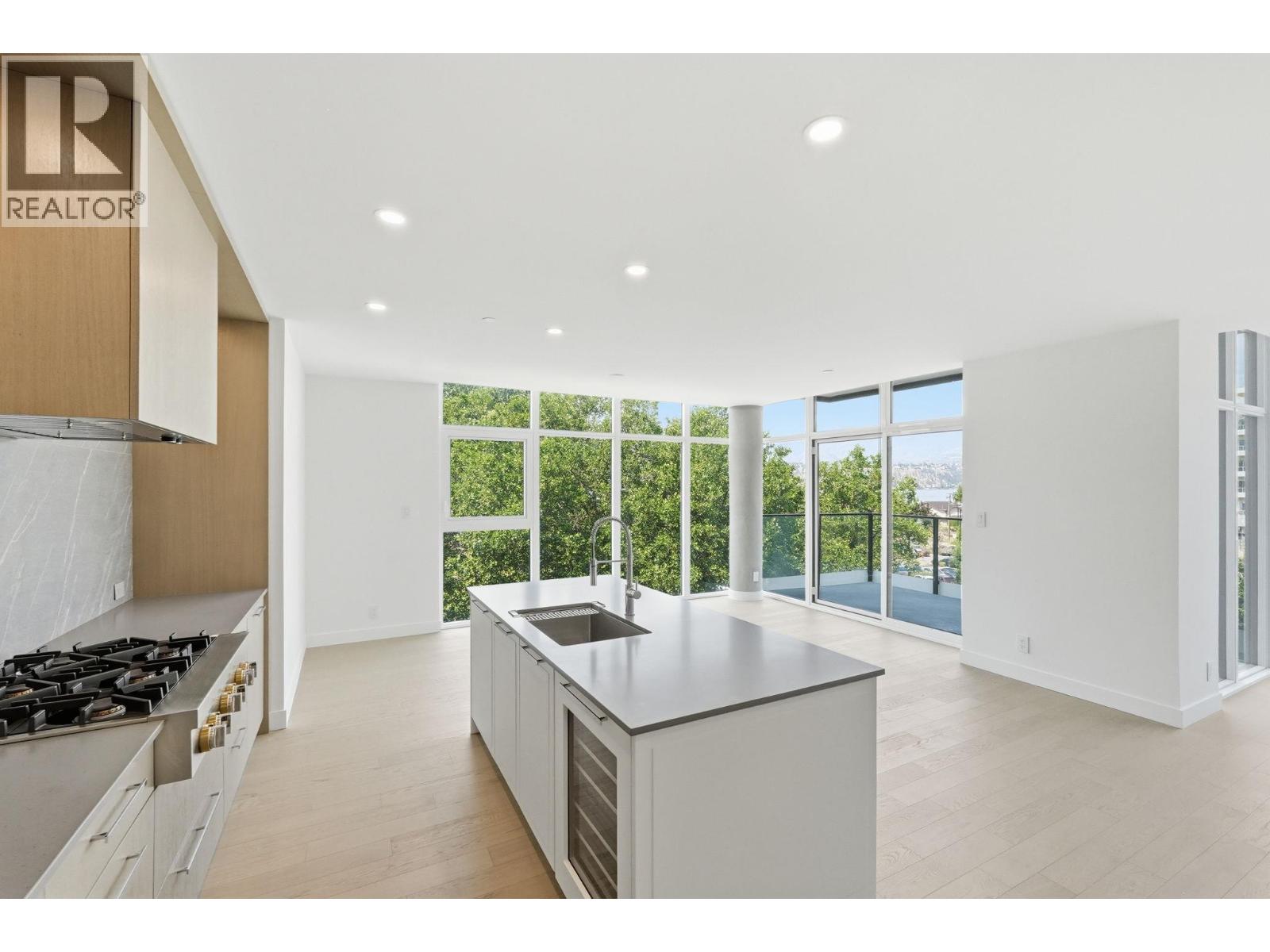 416 3389 Lakeshore Road, Kelowna