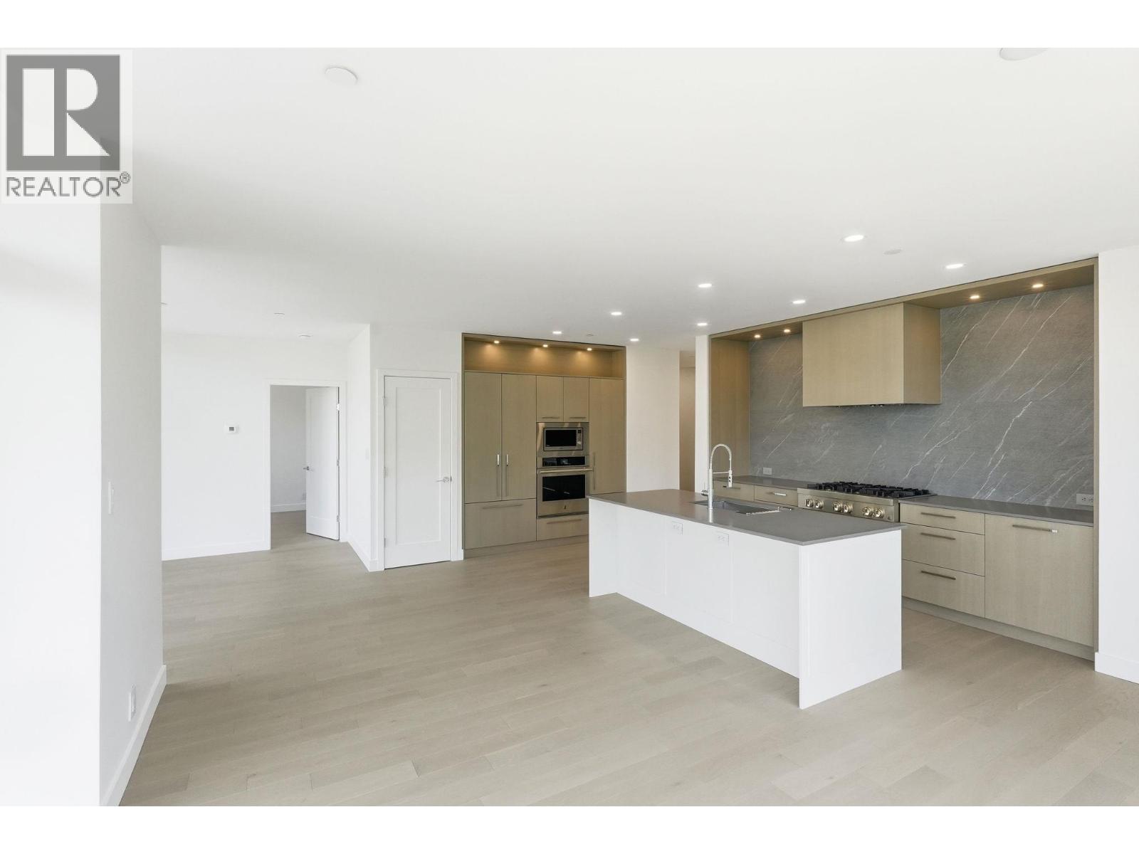 416 3389 Lakeshore Road, Kelowna