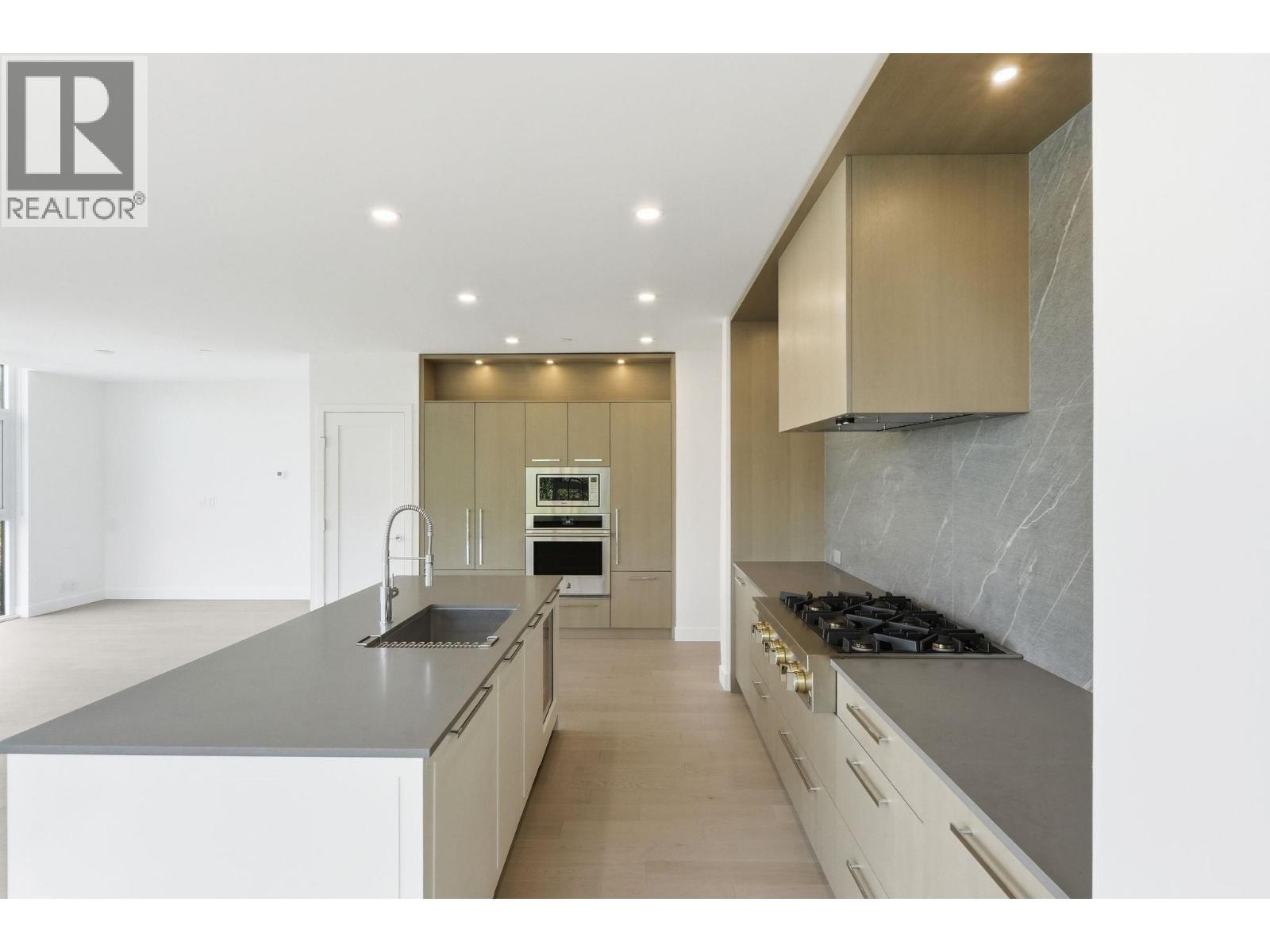 416 3389 Lakeshore Road, Kelowna
