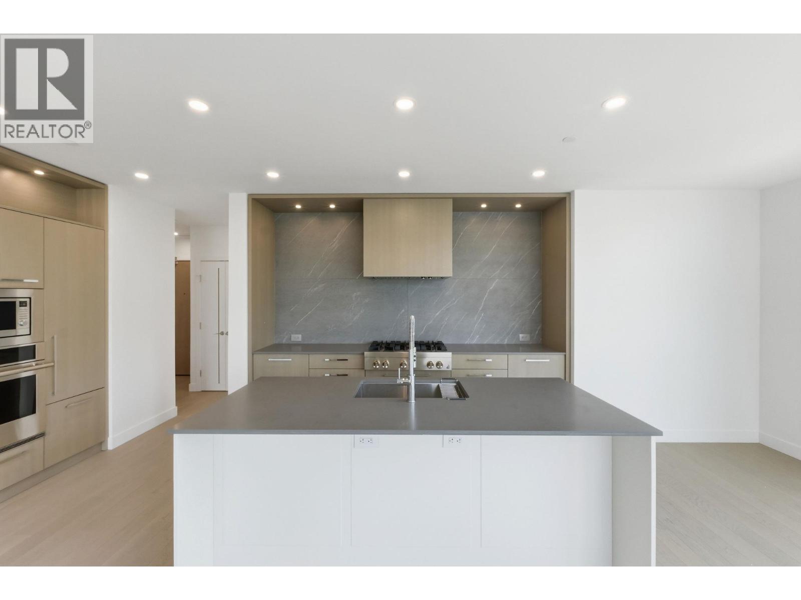 416 3389 Lakeshore Road, Kelowna