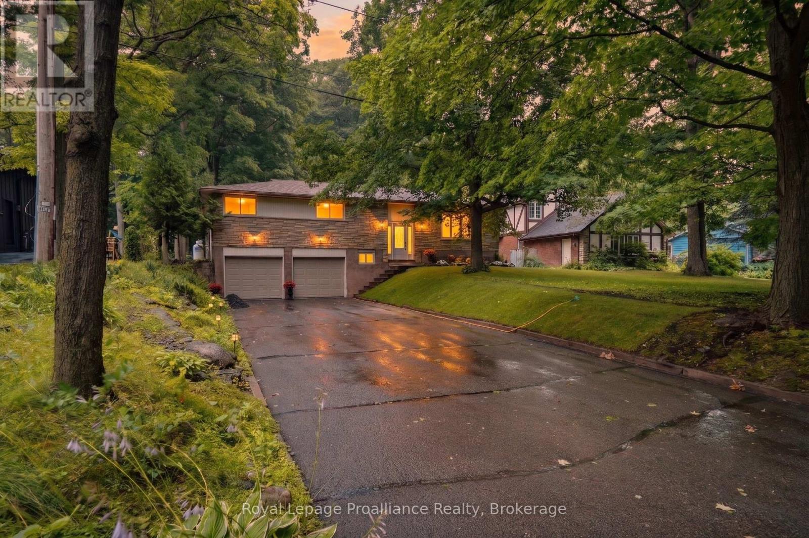 156 PINEHILL CRESCENT - 1