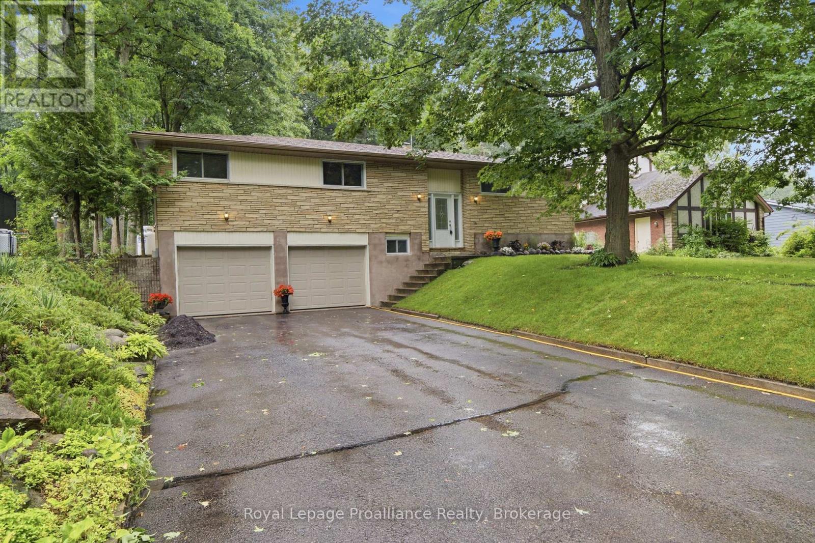 156 PINEHILL CRESCENT - 2