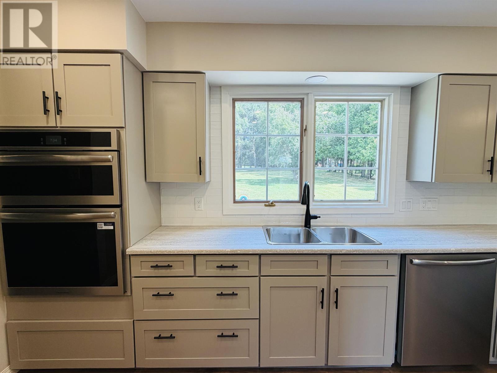 253 Riverview DR - 10