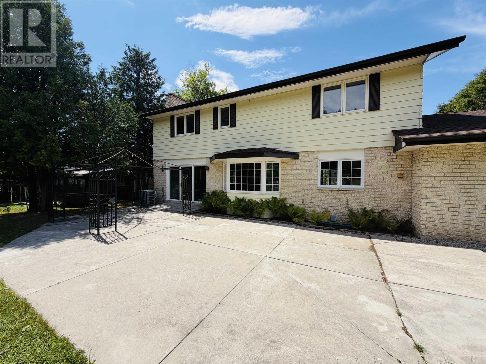253 Riverview DR - 6