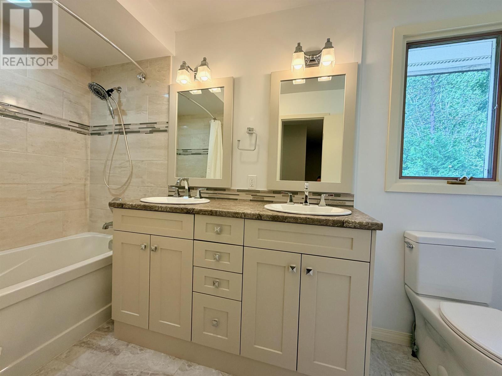 253 Riverview DR - 27