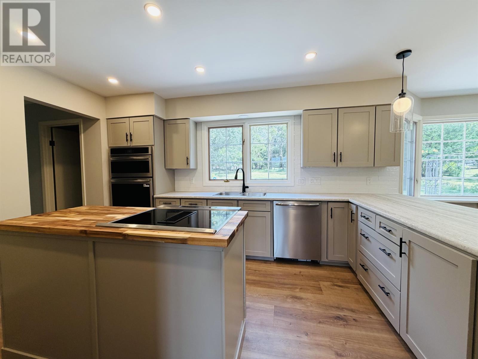 253 Riverview DR - 9