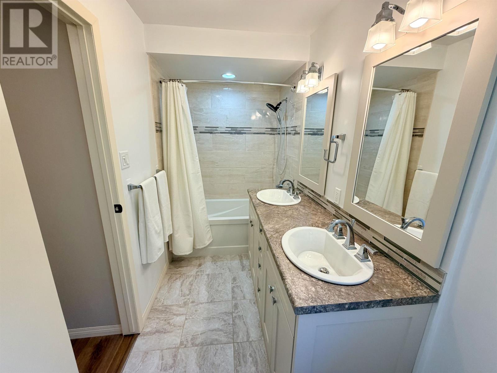 253 Riverview DR - 28