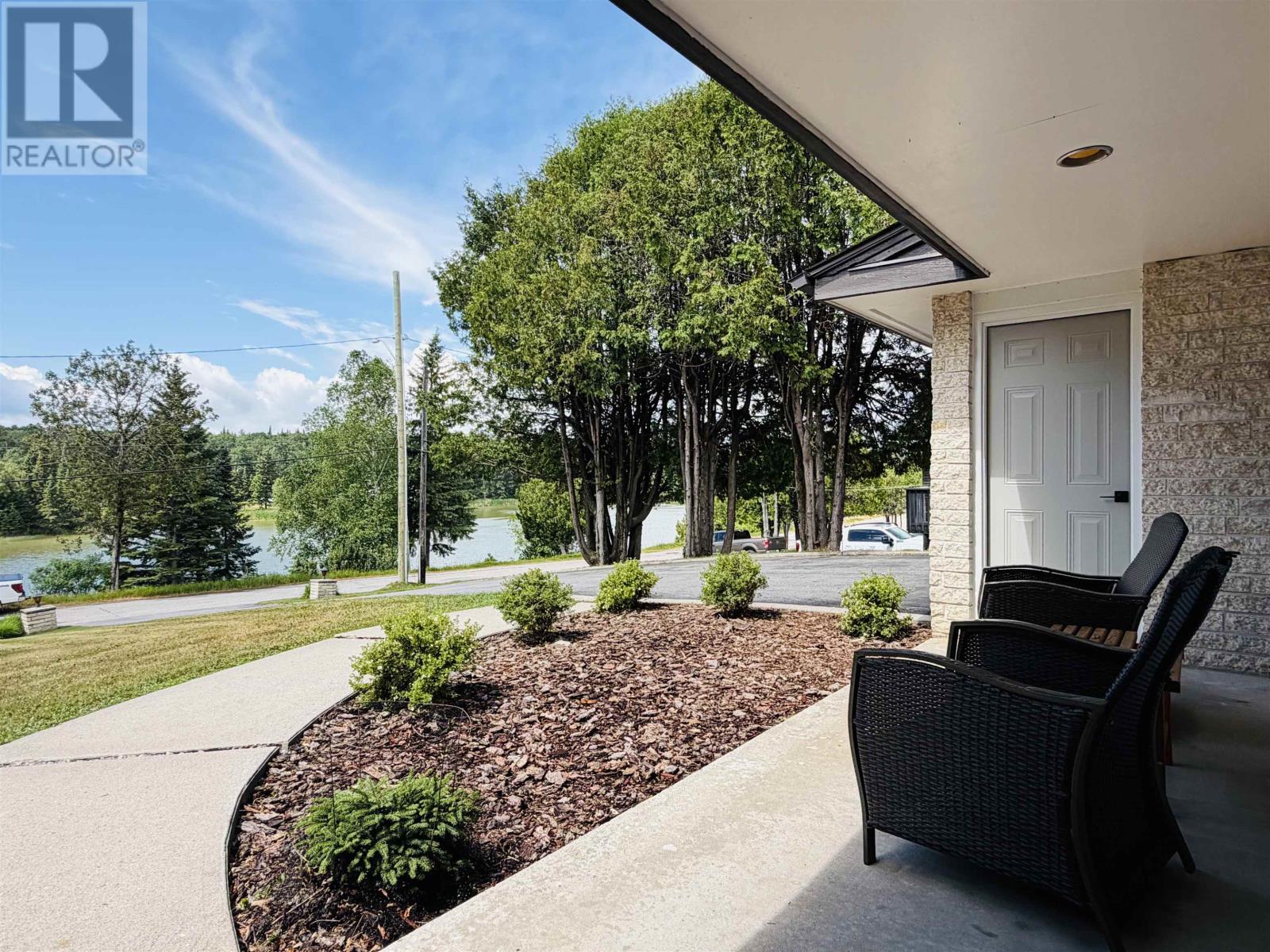 253 Riverview DR - 5