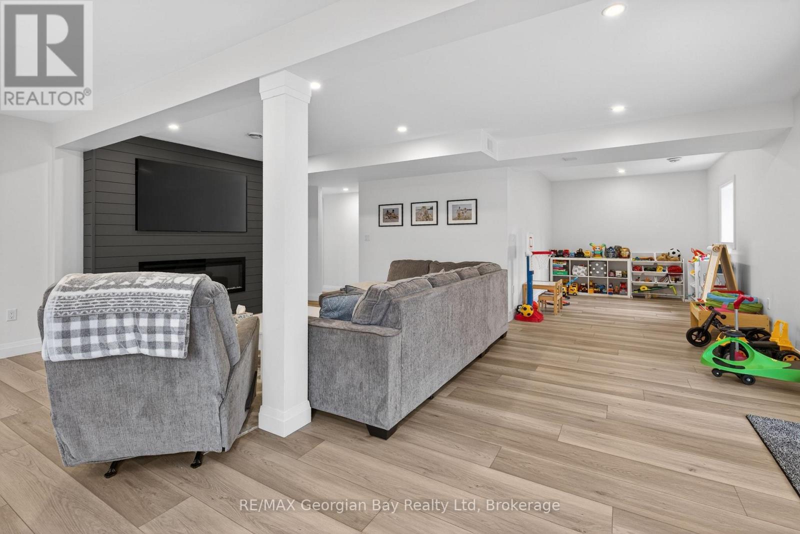 73 POLISH AVENUE - 22