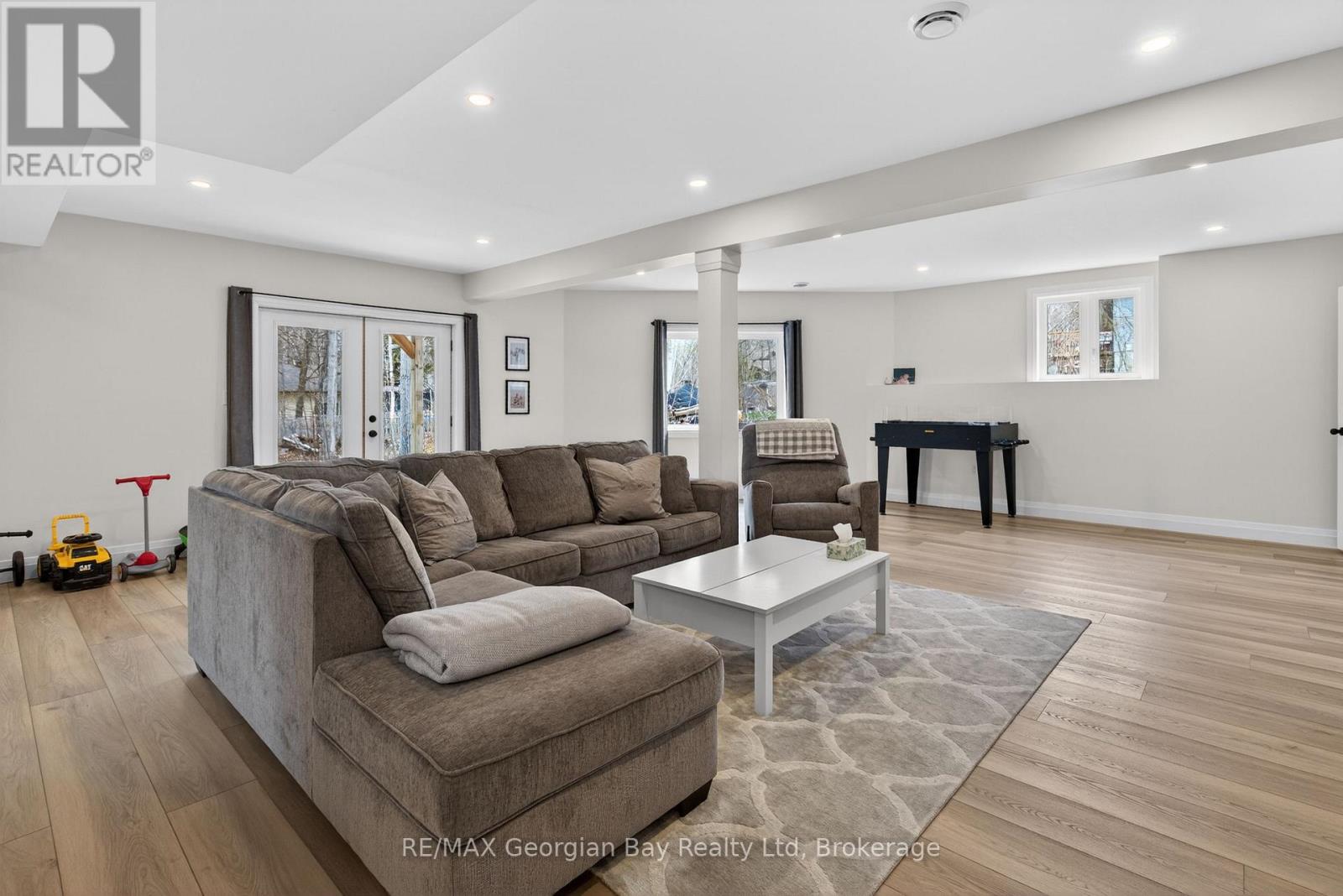 73 POLISH AVENUE - 25