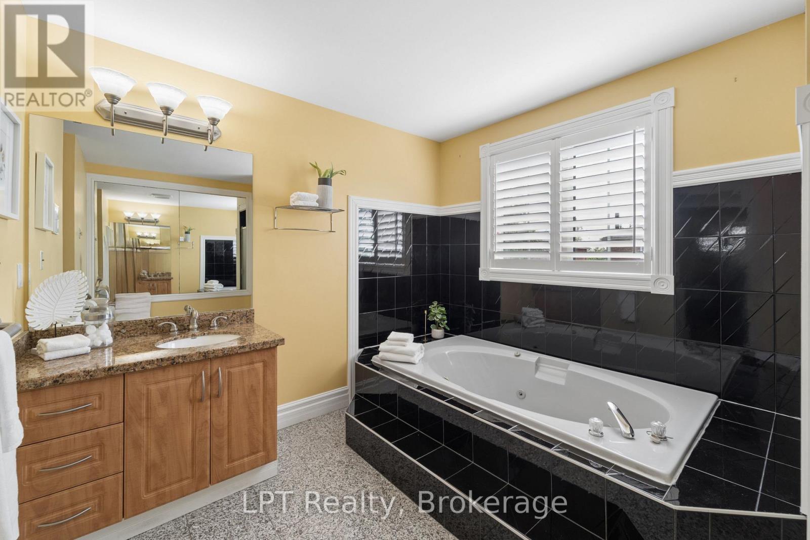 1 MAYFIELD CRESCENT - Image 26