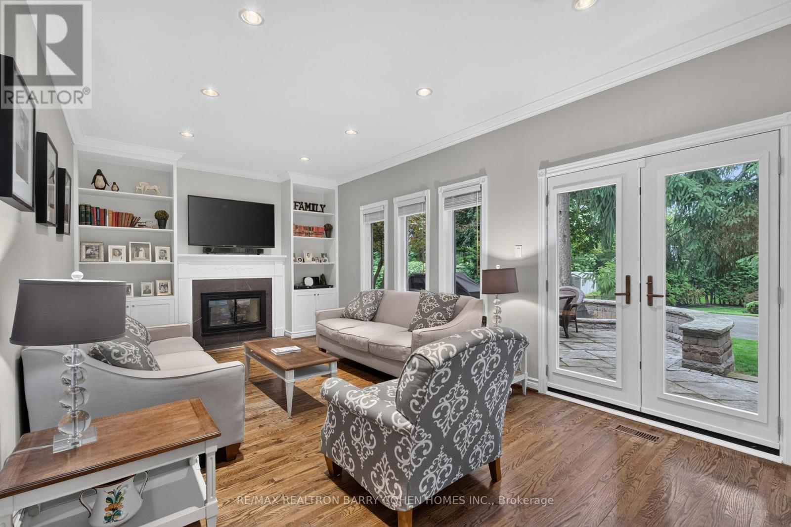 110 UPPER CANADA DRIVE - 11