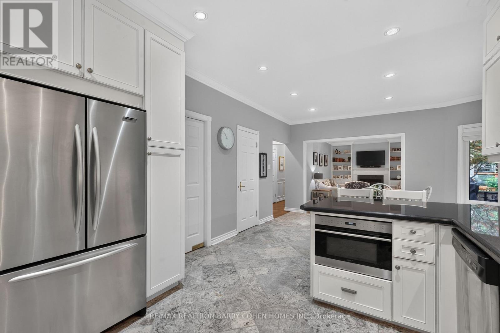 110 UPPER CANADA DRIVE - 15