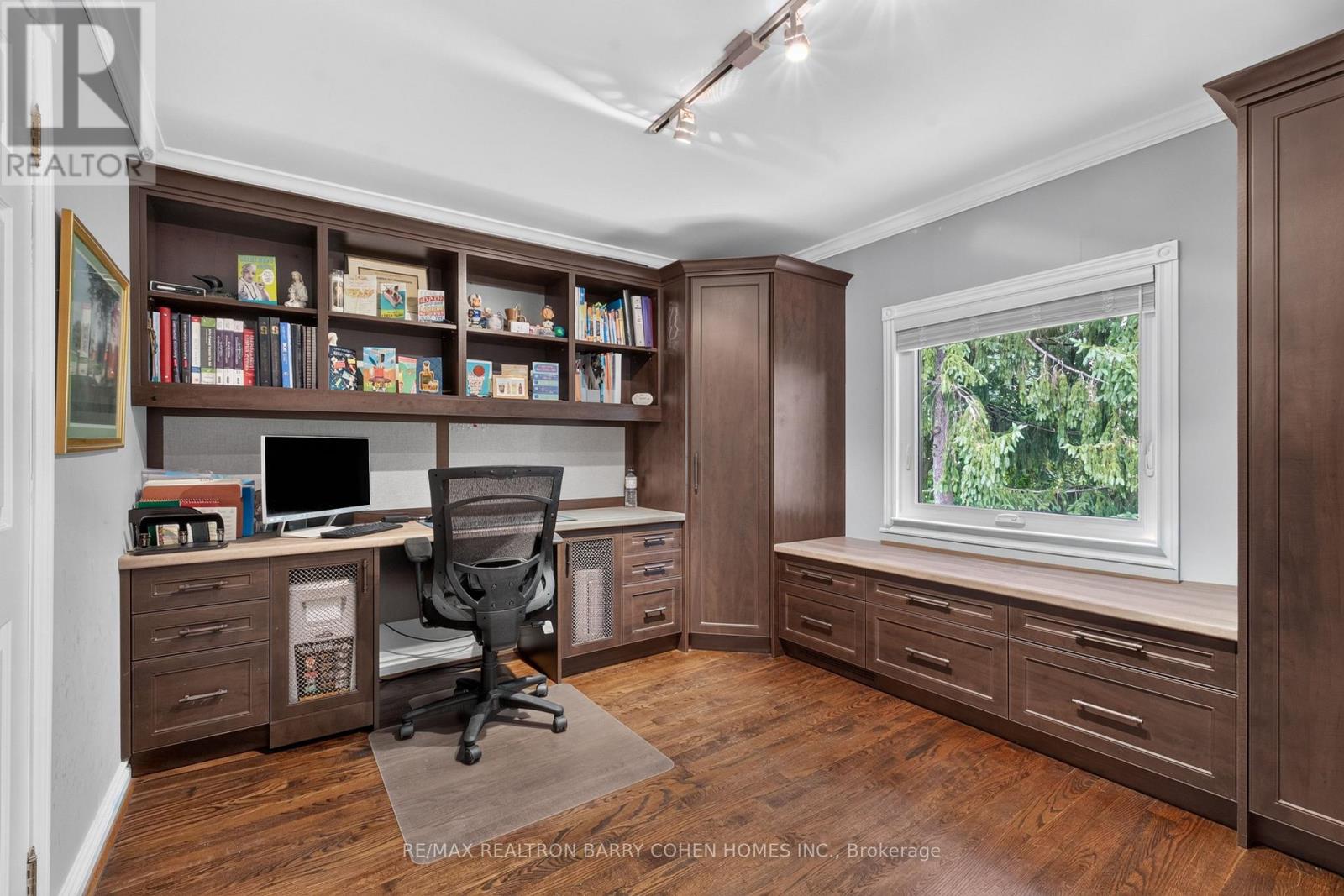 110 UPPER CANADA DRIVE - 27