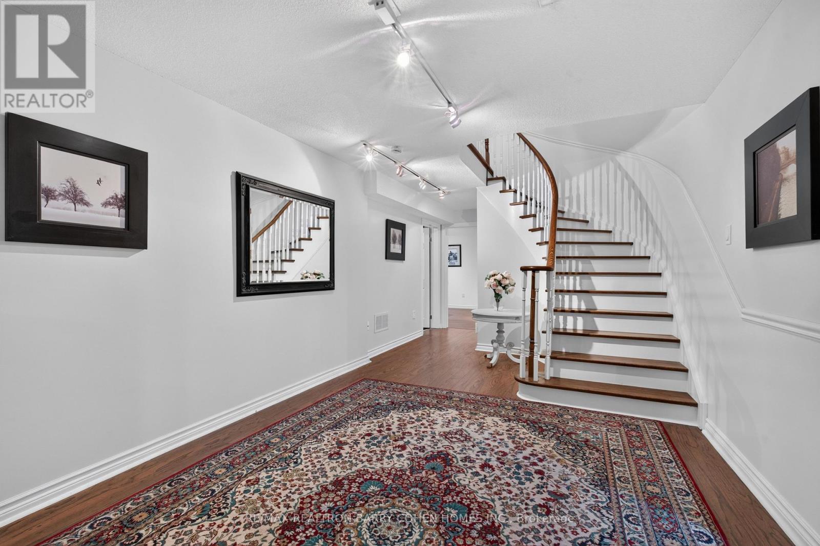 110 UPPER CANADA DRIVE - 30