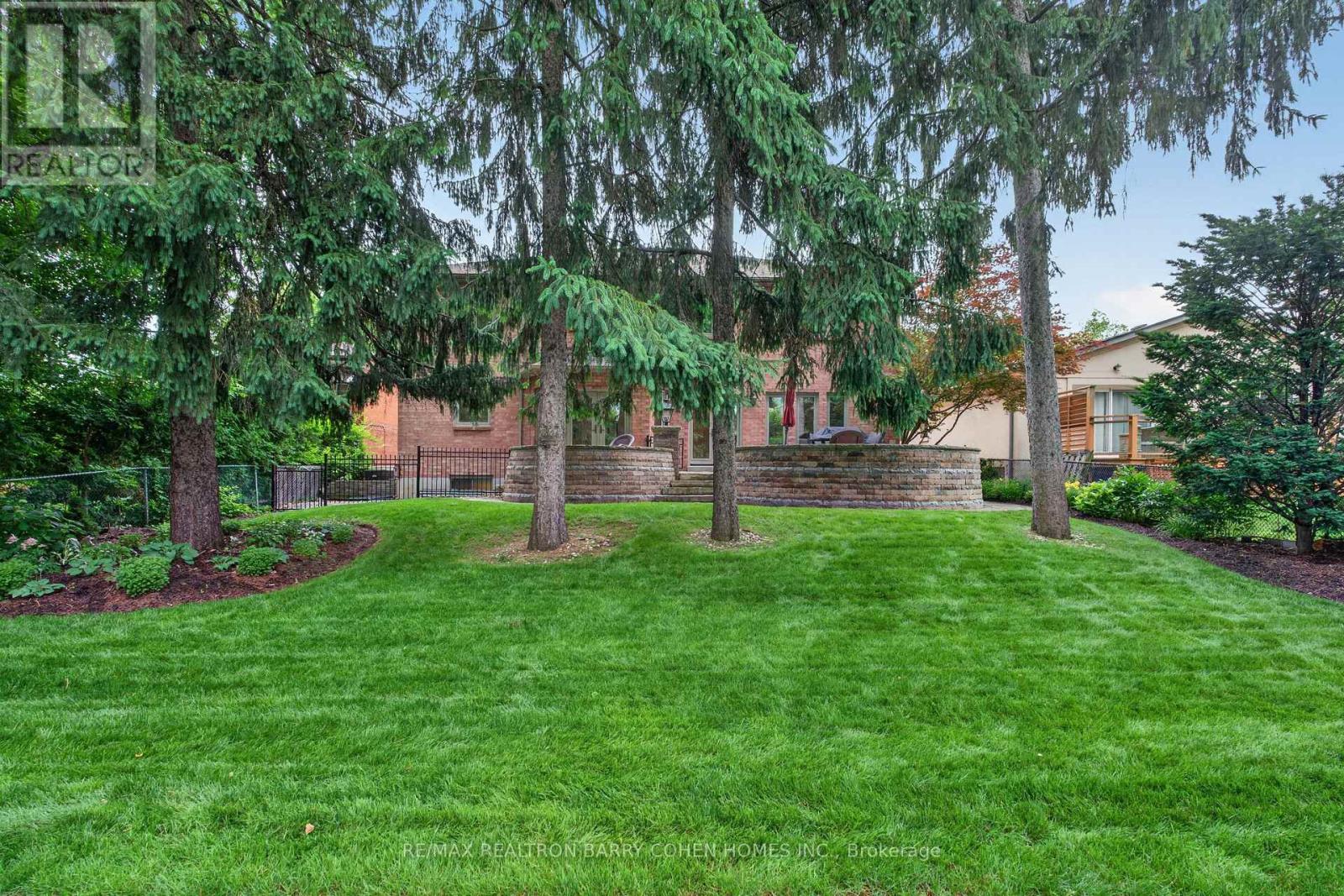 110 UPPER CANADA DRIVE - 34