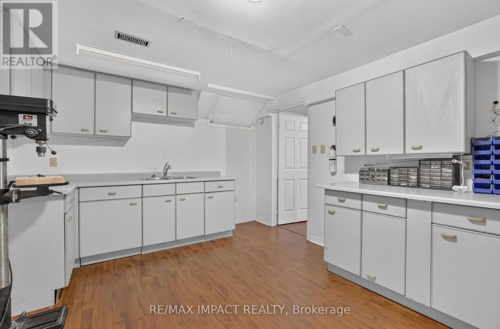 2358 WILDWOOD CRESCENT - 40