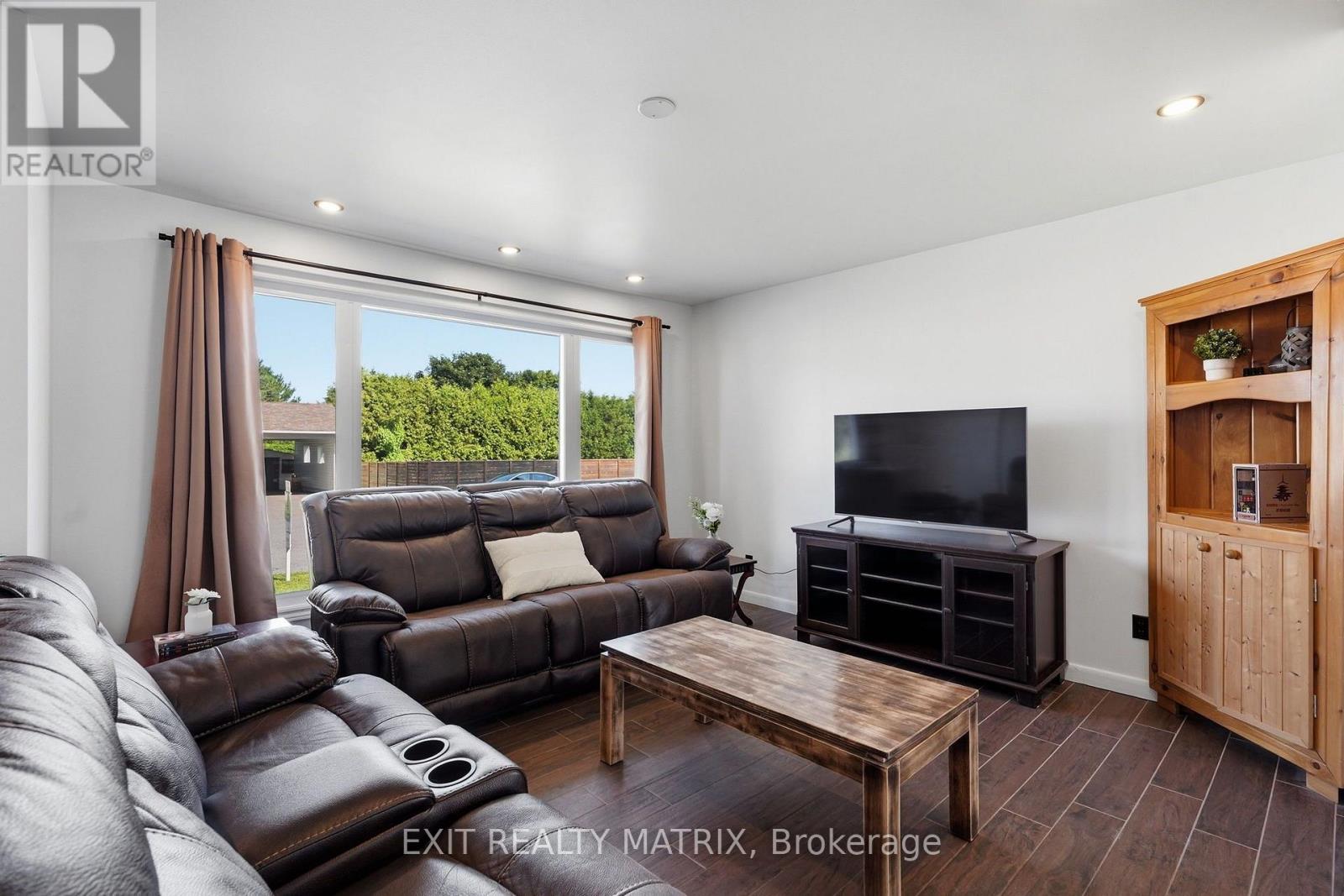 693 CARTIER STREET - Image 13