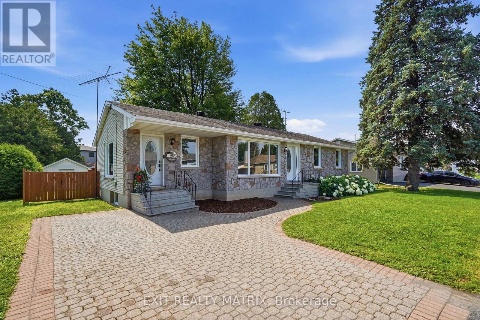 693 CARTIER STREET - 2