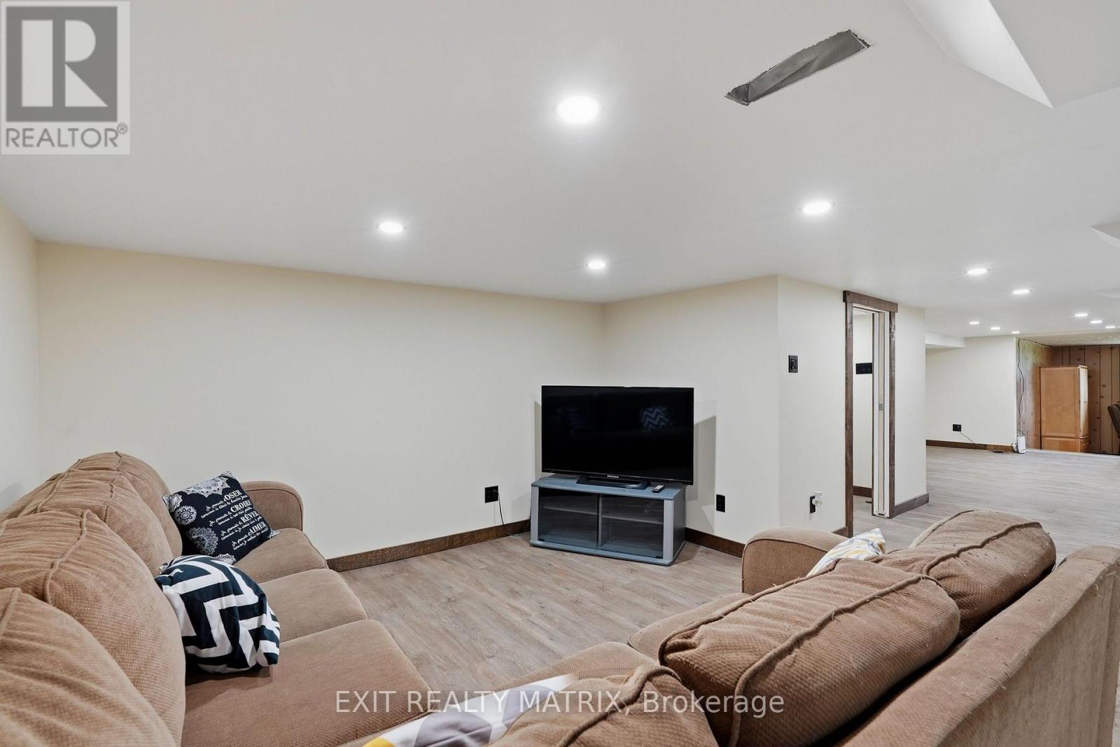 693 CARTIER STREET - Image 26