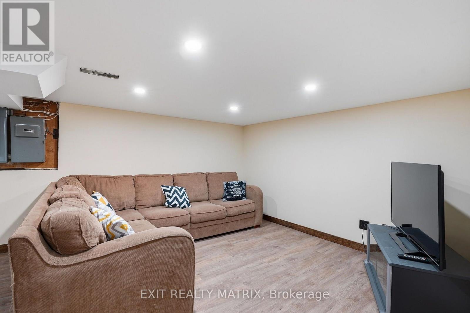 693 CARTIER STREET - Image 27
